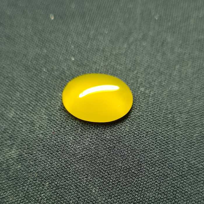 نگین عقیق زرد 10 (طول: 1.6 سانتی متر. عرض: 1.2 سانتی متر. ارتفاع: 0.4 سانتی متر.)