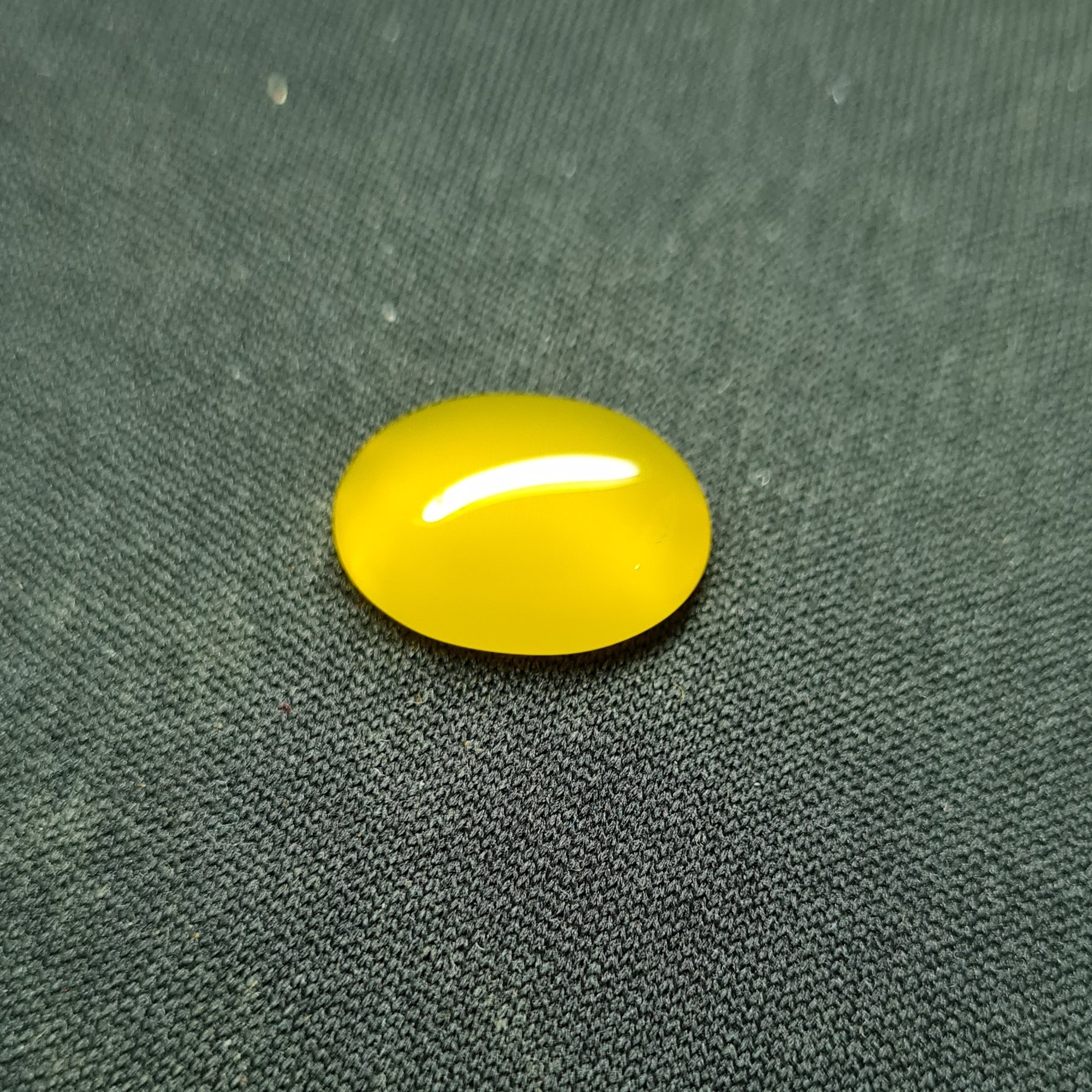 نگین عقیق زرد 10 (طول: 1.6 سانتی متر. عرض: 1.2 سانتی متر. ارتفاع: 0.4 سانتی متر.)