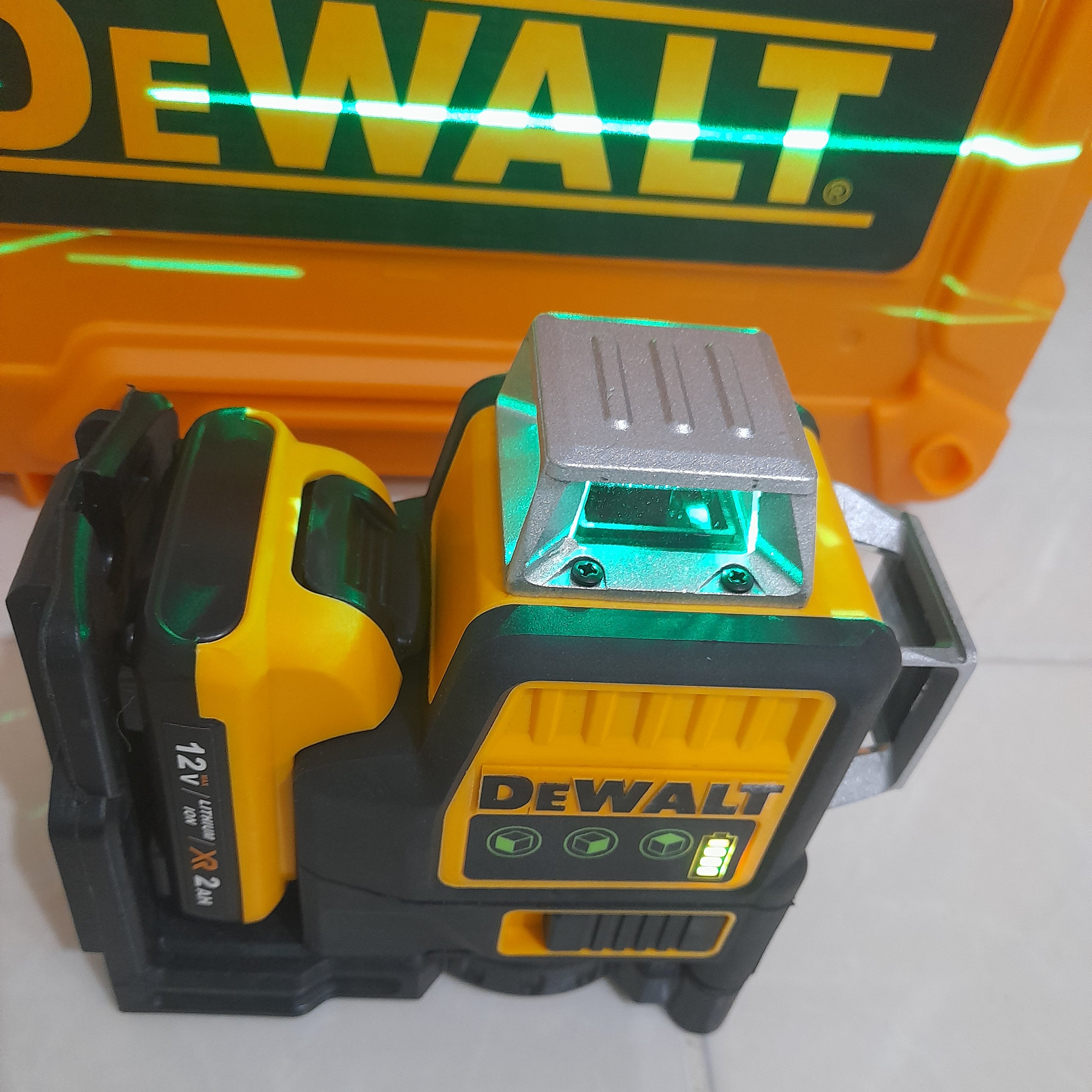 تراز لیزری دیوالت سه بعدی 