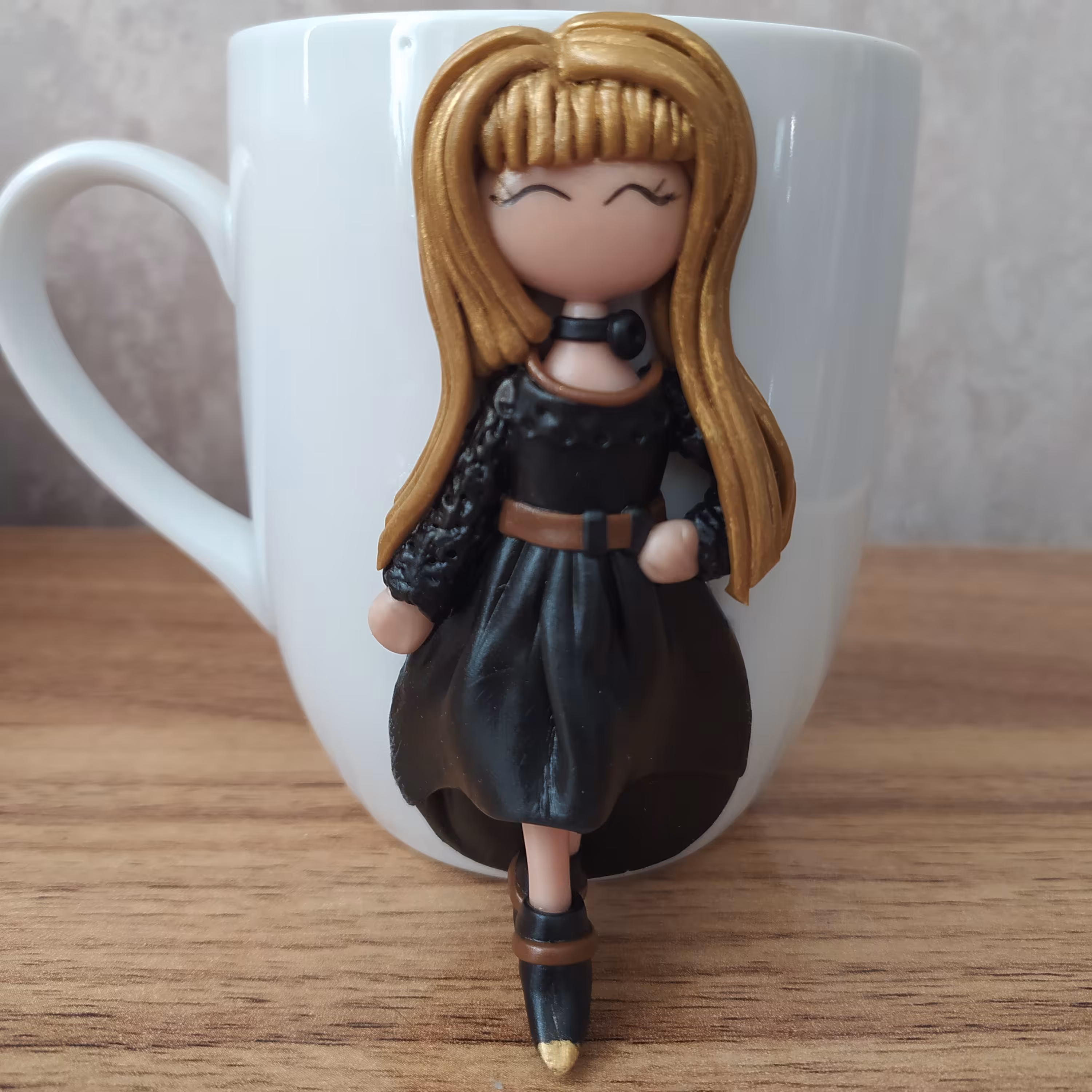 ماگ دختر پرنسسی با لباس مشکی