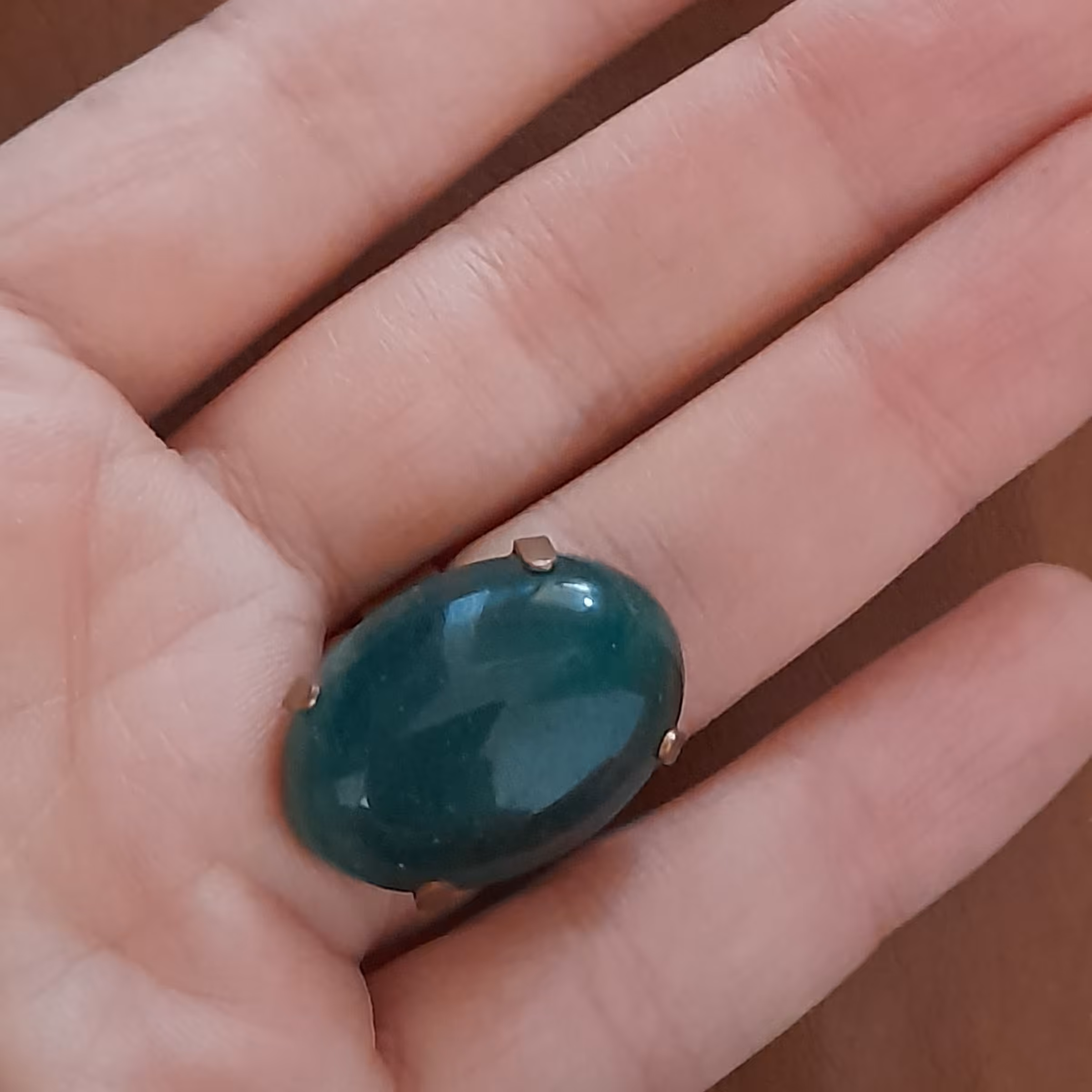 انگشتر عقیق سبز با سایز سنگ بزرگ و رکاب چنگکی 