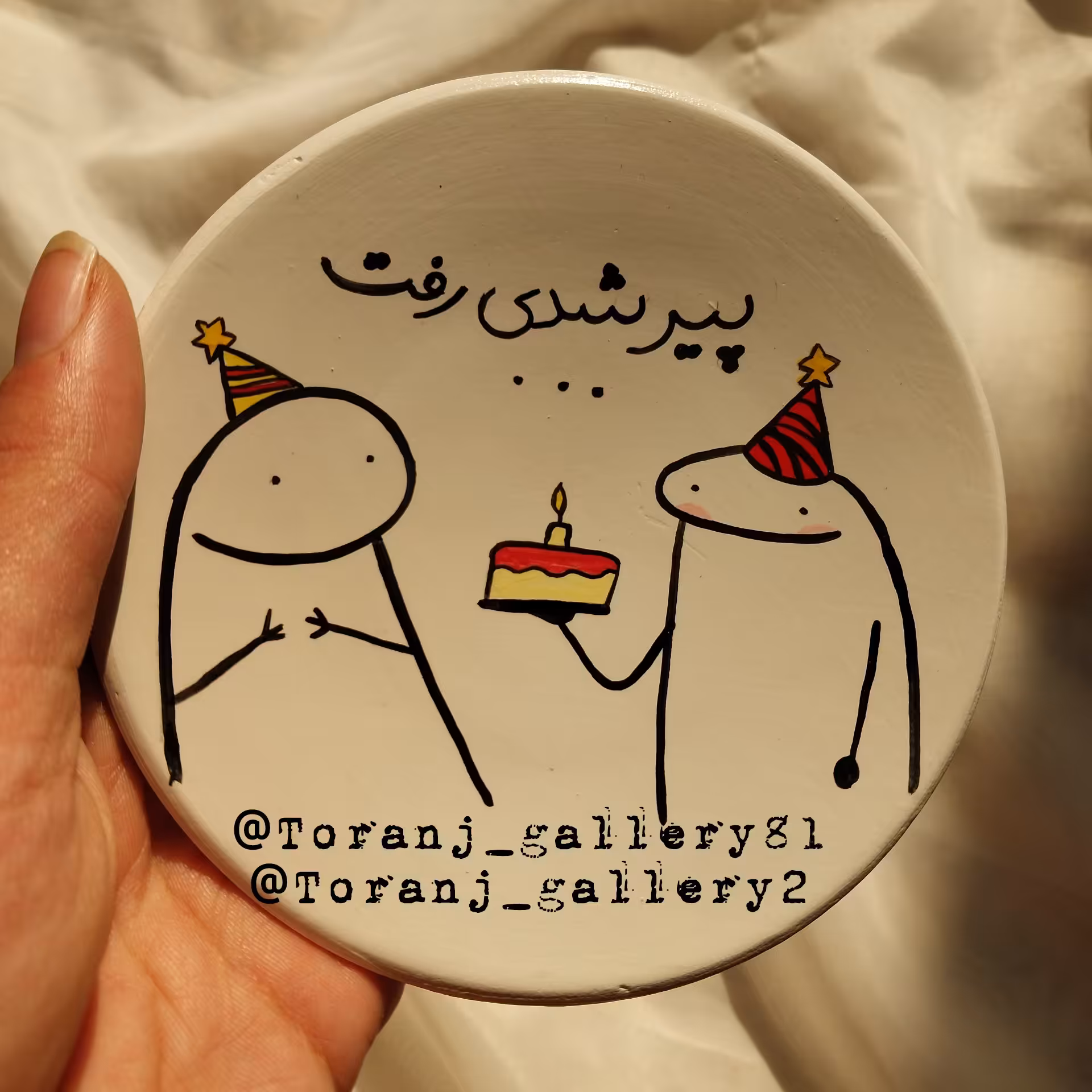 دیوارکوب سفالی تولد سایز12 سانتیمتر ضد آب و قابل شستشو با دستمال مرطوب و نرم 
دارای گیره برای آویز شدن