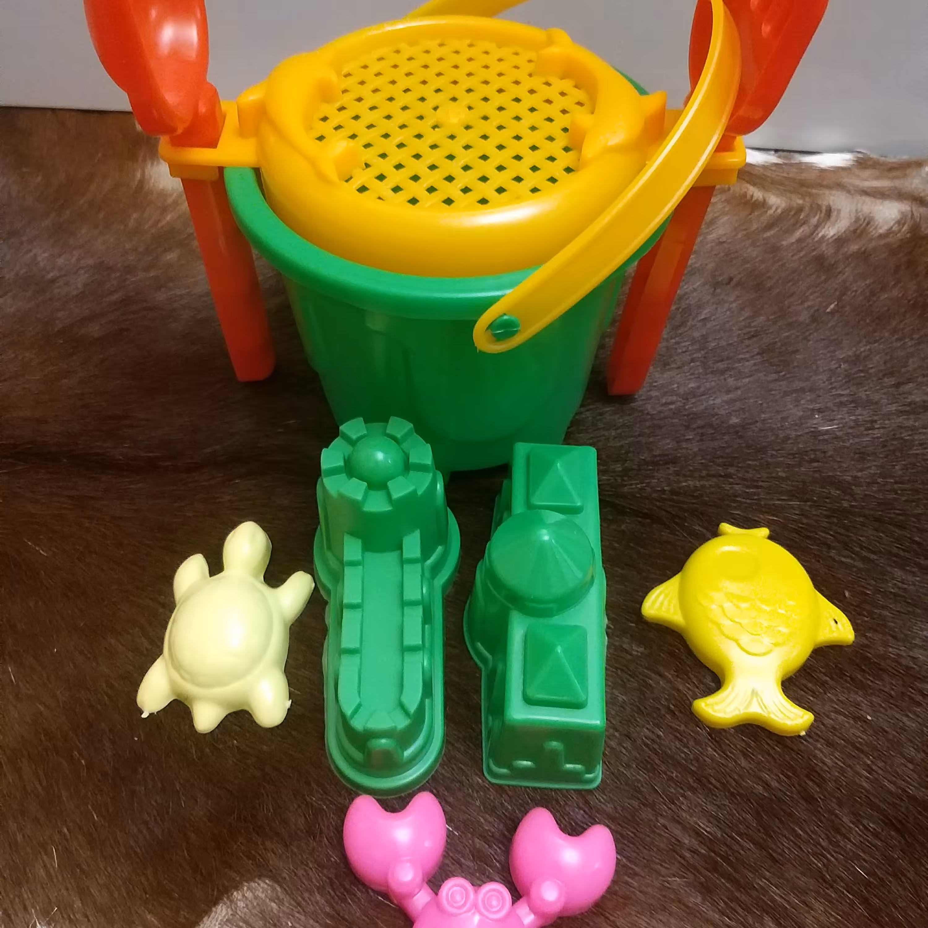 فروش عمده سطل اسباب بازی  دریا قلعه ای گرد سایز  کوچک 4 در بسته بندی 24 عددی