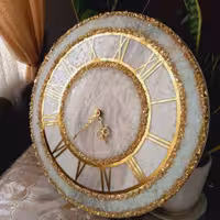 ساعت کریستالی رزینی طلایی