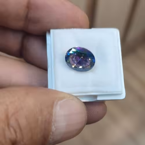 نگین توپاز هفت رنگ بسیار زیبا با طیف های نوری بسیار جذاب