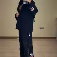 کت وشلوار استیکردار کرپ مازراتی دوبل  بگ استایل تک رنگ مشکی 