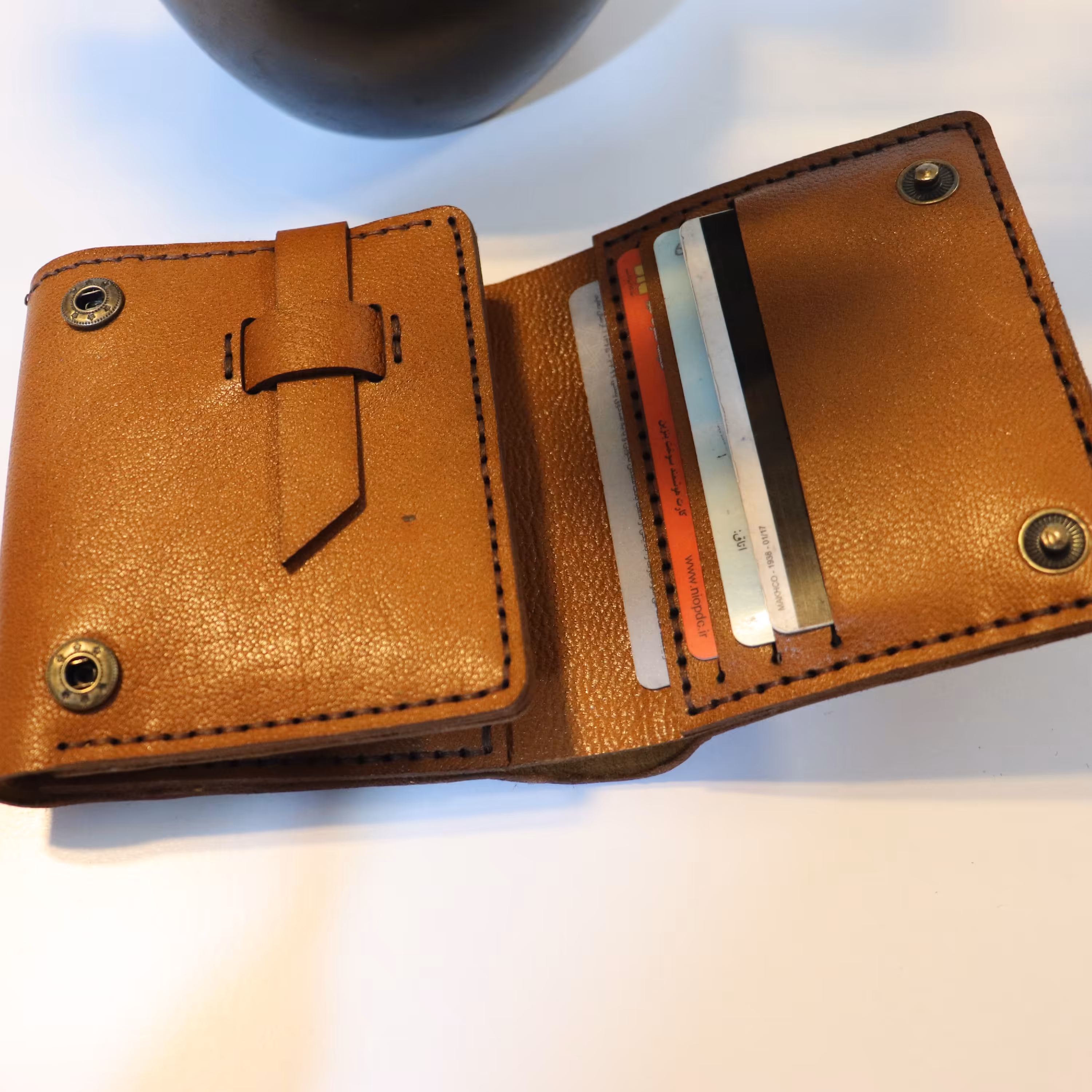 کیف پول سه لت طرح رها،در انواع رنگبندی،دوخته شده بانخ موم زده ودست دوز،چرم گاوی وبزی