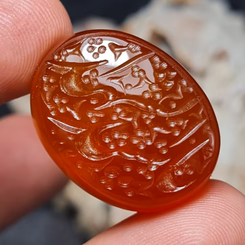  نگین درشت فوق العاده زیبای سنگ عقیق سرخ خراسانی  اصل معدنی  با خط زیبای دست
کد  26692