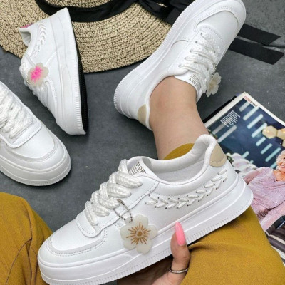 کتانی زنانه و دخترانه در رنگهای مختلف