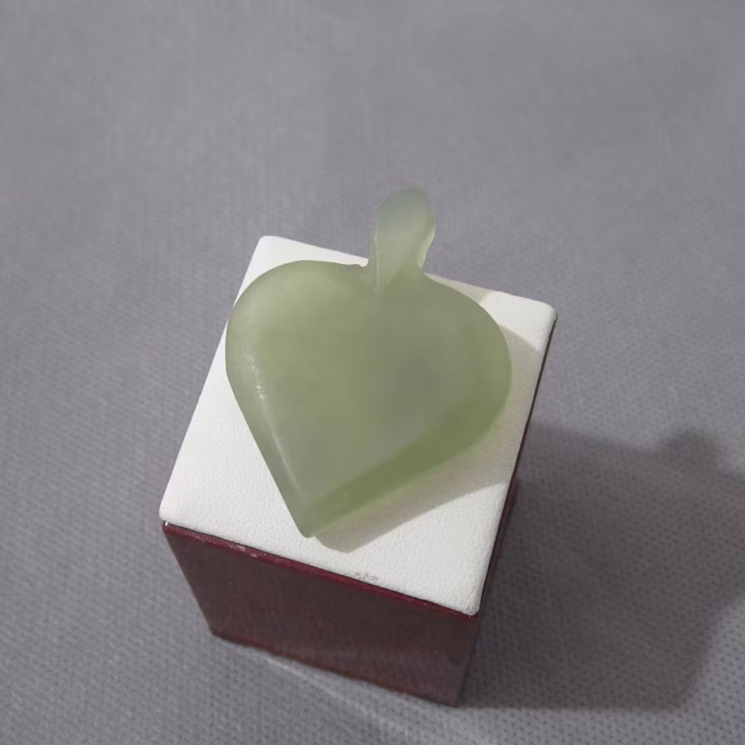 آویز شاه مقصود اصل افغان از معدن جلال آباد دارای رنگ سبز طبیعی