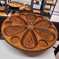 سینی سرو چوبی گرد پایه دار و گوزن نقره ای