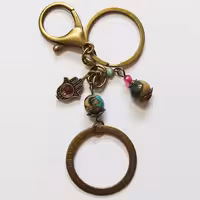 جاکلیدی دستی مدل کلارا ساخته شده از پلاک بسیار زیبا و سنگ های پرانرژی و ارگانیک 