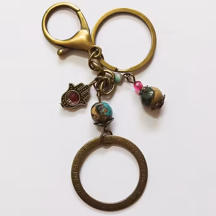 جاکلیدی دستی مدل کلارا ساخته شده از پلاک بسیار زیبا و سنگ های پرانرژی و ارگانیک 