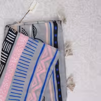 شال نخی .ایستایی عالی .ترکیب رنگ زیبا.چاپ دیجیتال.منجوله دار.مناسب روزمره و میهمانی.