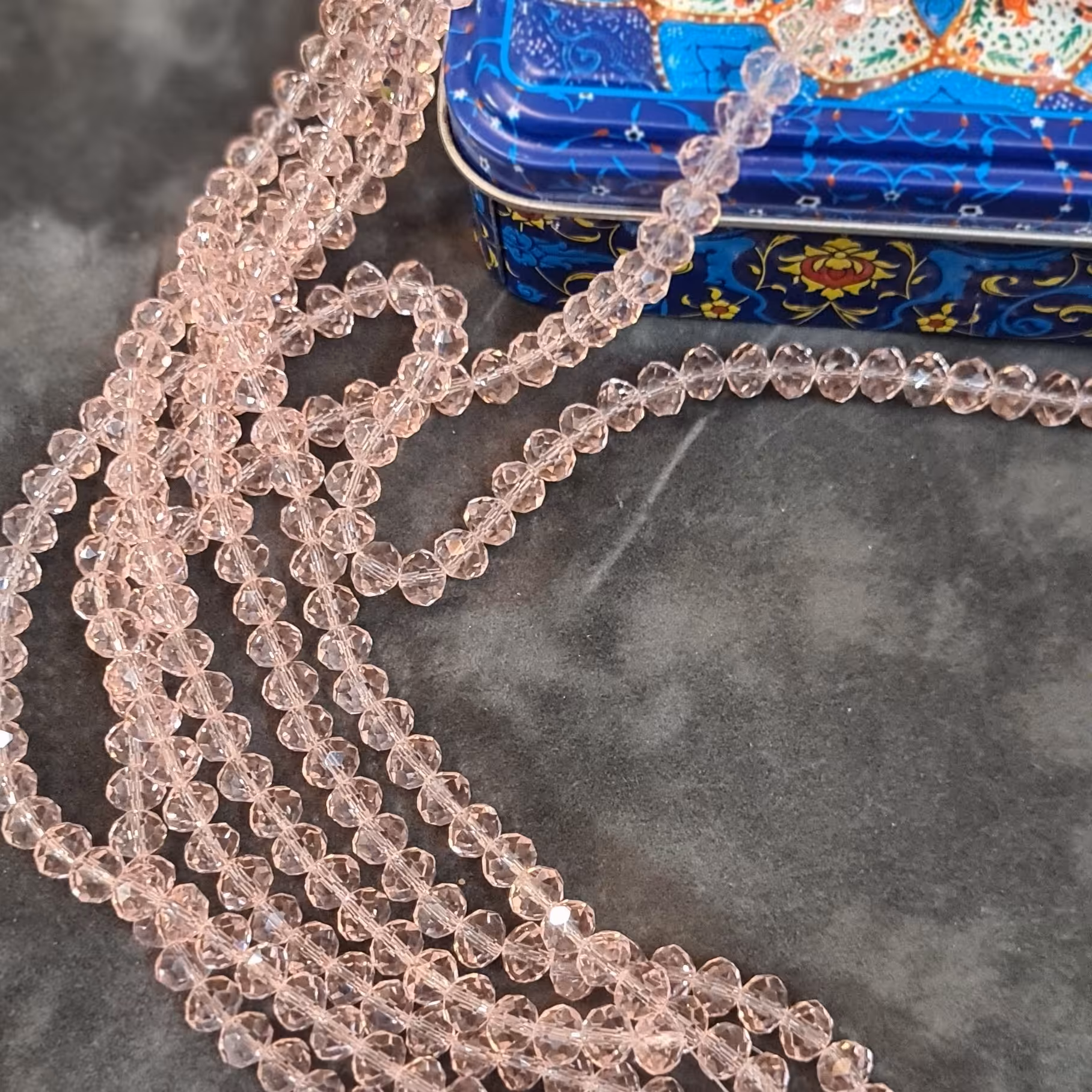 کریستال رنگ گلبهی  شیشه ای   اصل سایز 8  زیبا وخاص بصورت بندی شامل 70 عدد مهره کریستال 