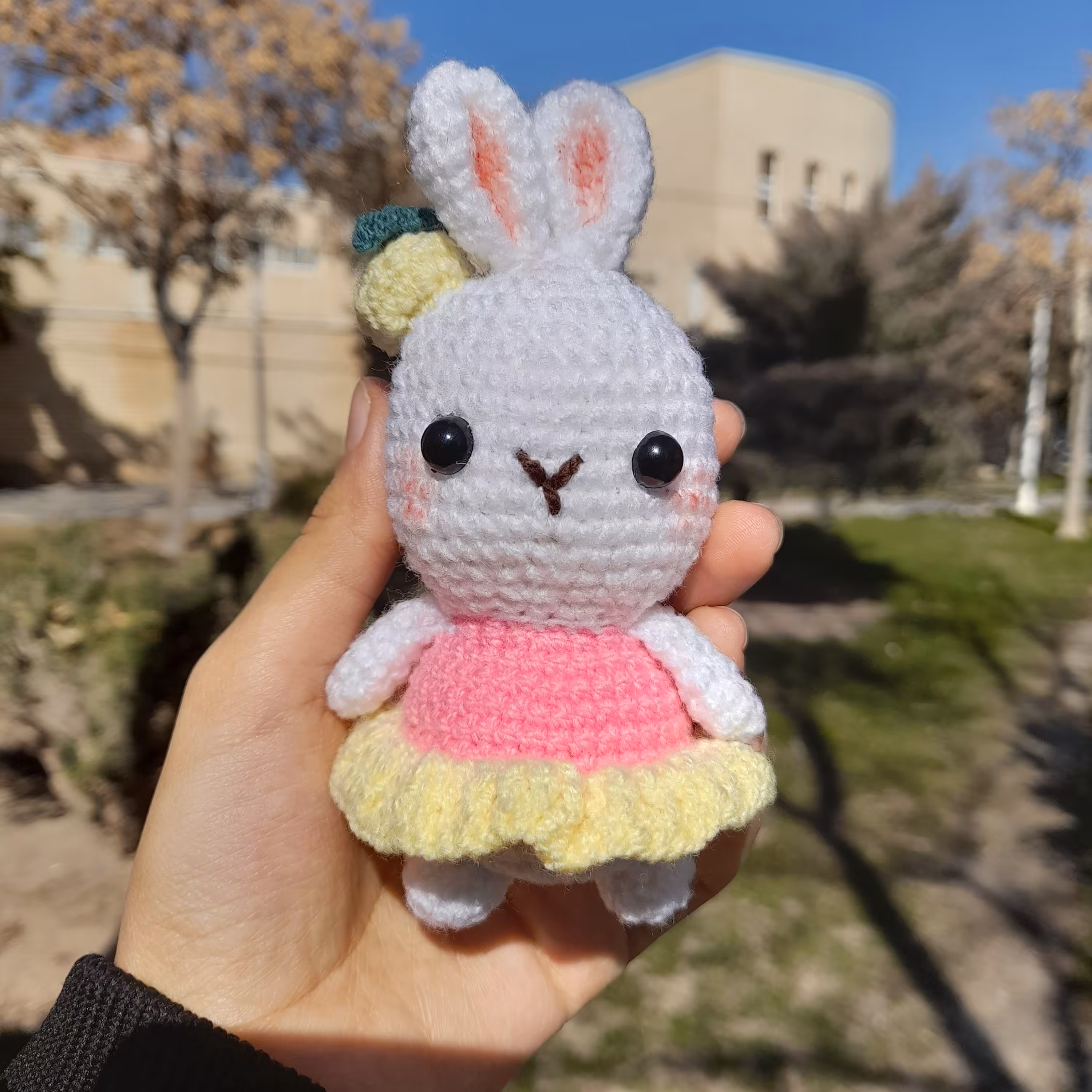 عروسک دست بافت خرگوش باله 