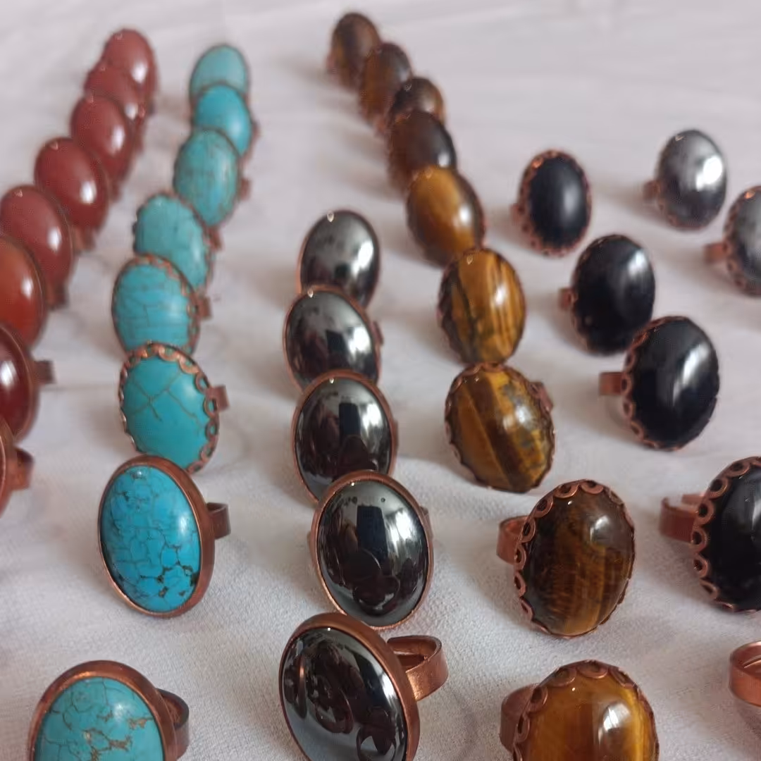 انگشتر مس و سنگ بیضی شکل 