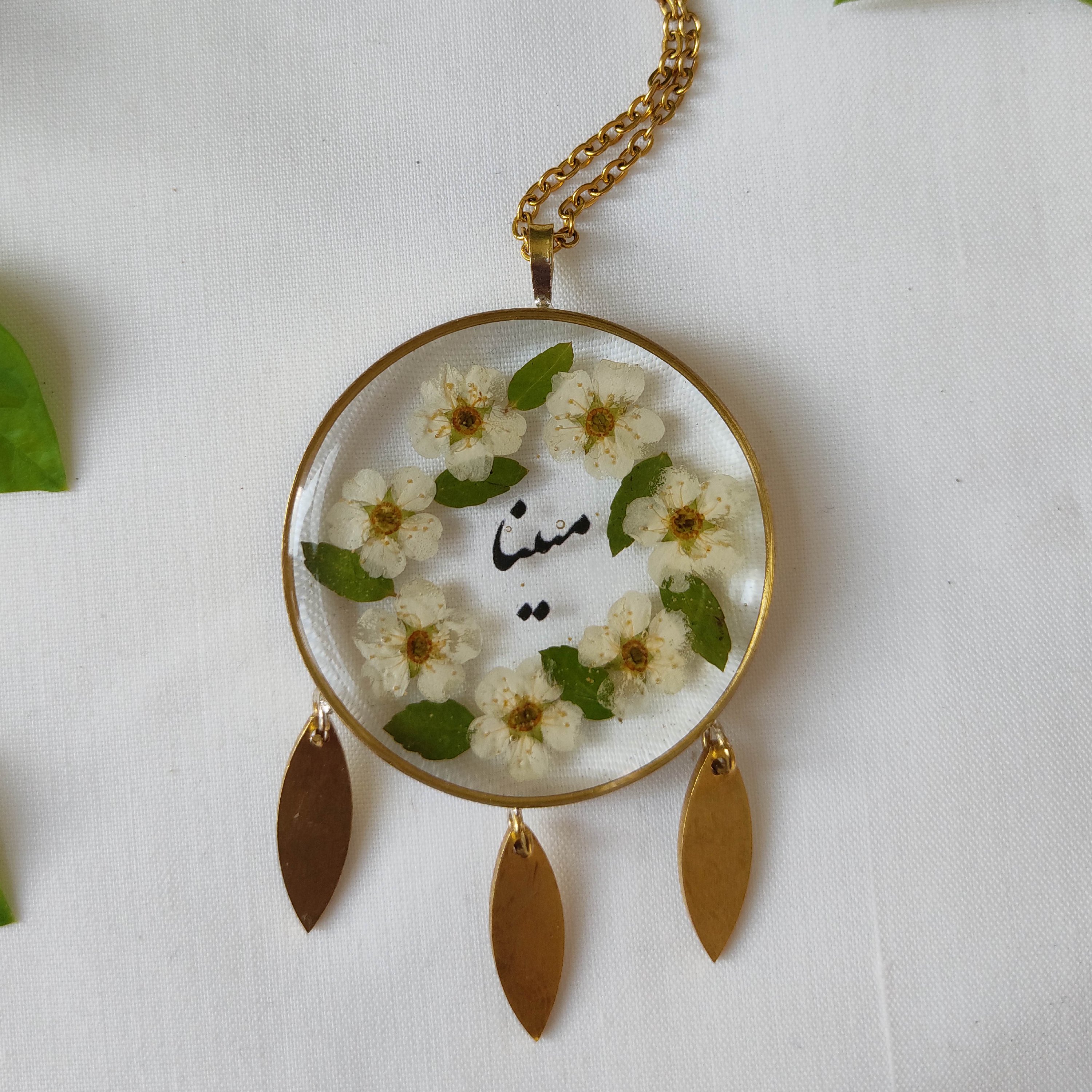 پلاک با اسم دلخواه شما گل طبیعی، بدون زنجیر(زنجیر جداگانه سفارش بدهید)