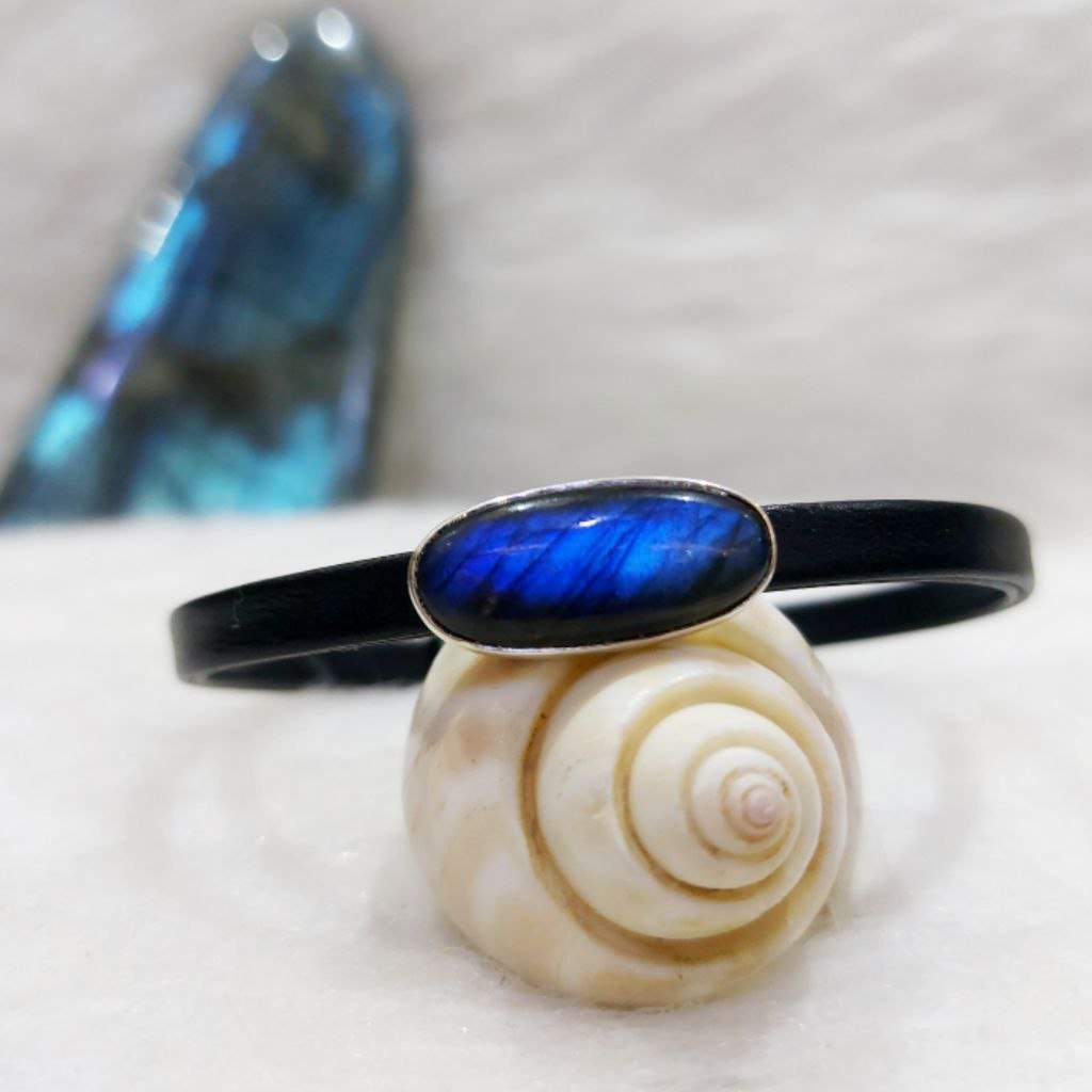 دستبند چرم طبیعی همراه پلاک لابرادوریت اصل درجه یک و قاب نقره دستساز