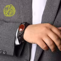 دستبند عقیق سرخ معدنی و طبیعی تراش جواهری خوش رخ قاب نقره بهترین عیار 925 چرم دست دوز  طبیعی گاوی قفل ساعتی کاملا سفارشی