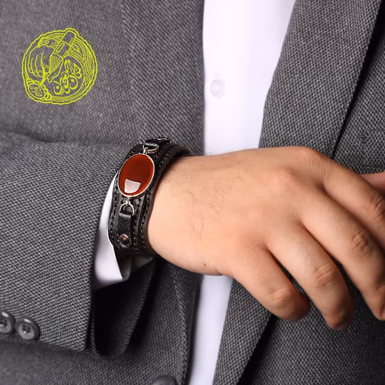 دستبند عقیق سرخ معدنی و طبیعی تراش جواهری خوش رخ قاب نقره بهترین عیار 925 چرم دست دوز  طبیعی گاوی قفل ساعتی کاملا سفارشی