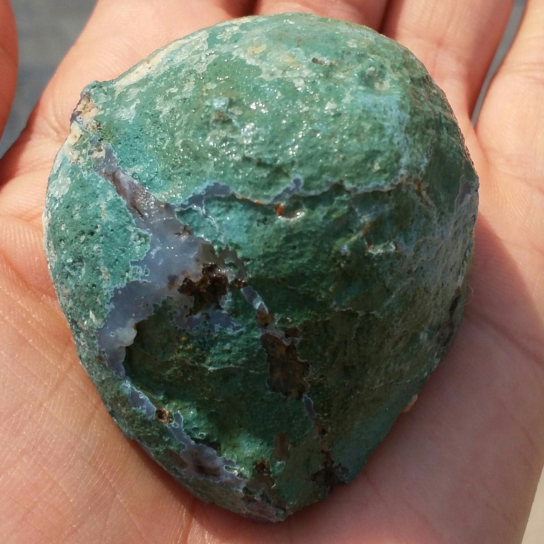 سنگ راف خام عقیق برش نخورده بسیار زیبا 100 در 100 طبیعی سرشار از خوااص شاهکار خلقت
با قابلیت ساخت چند نگین محشر
ر