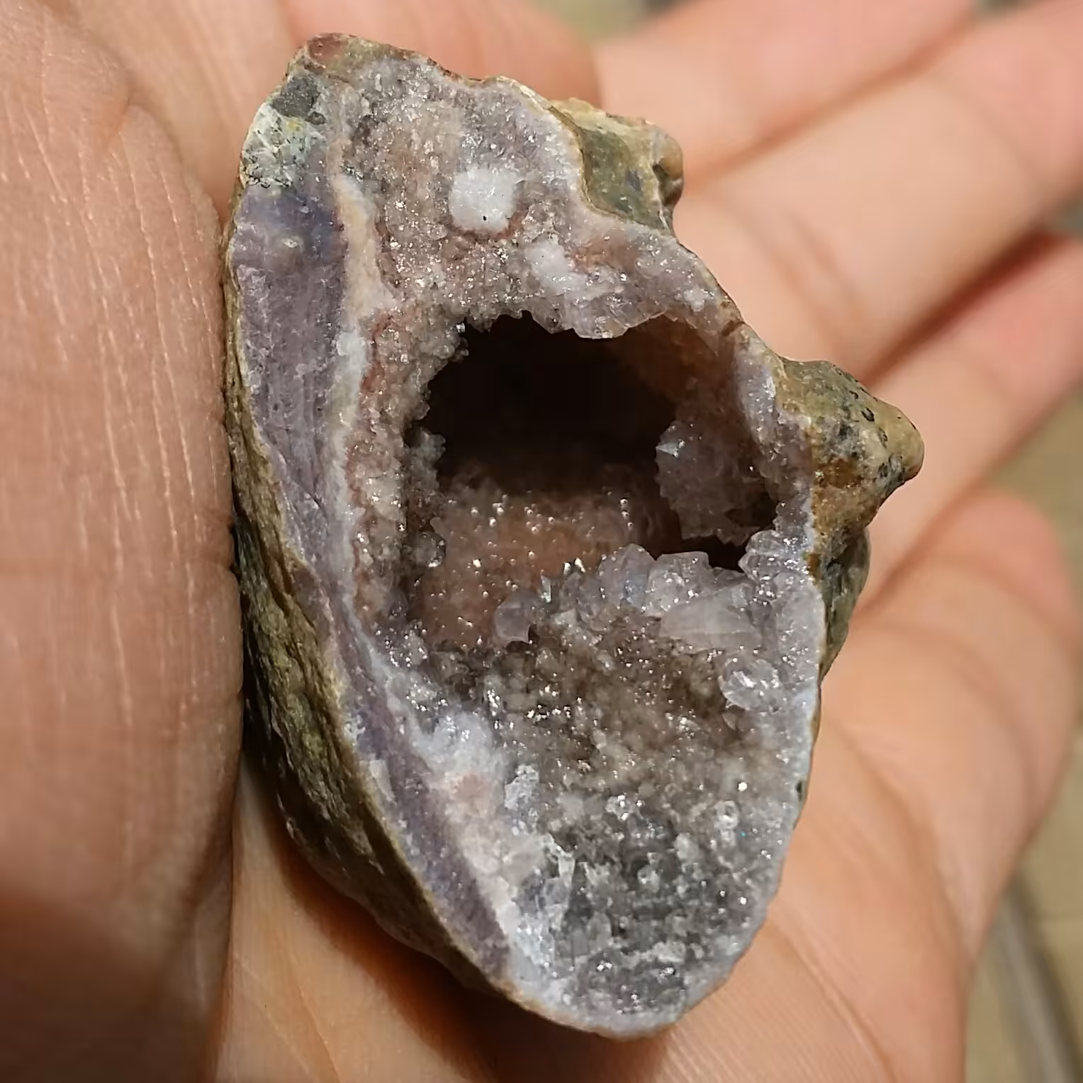 نمونه کلکسیونی محشر  با بلورهای بی نظیر در دل سنگ شاهکار خلقت 100درصد طبیعی