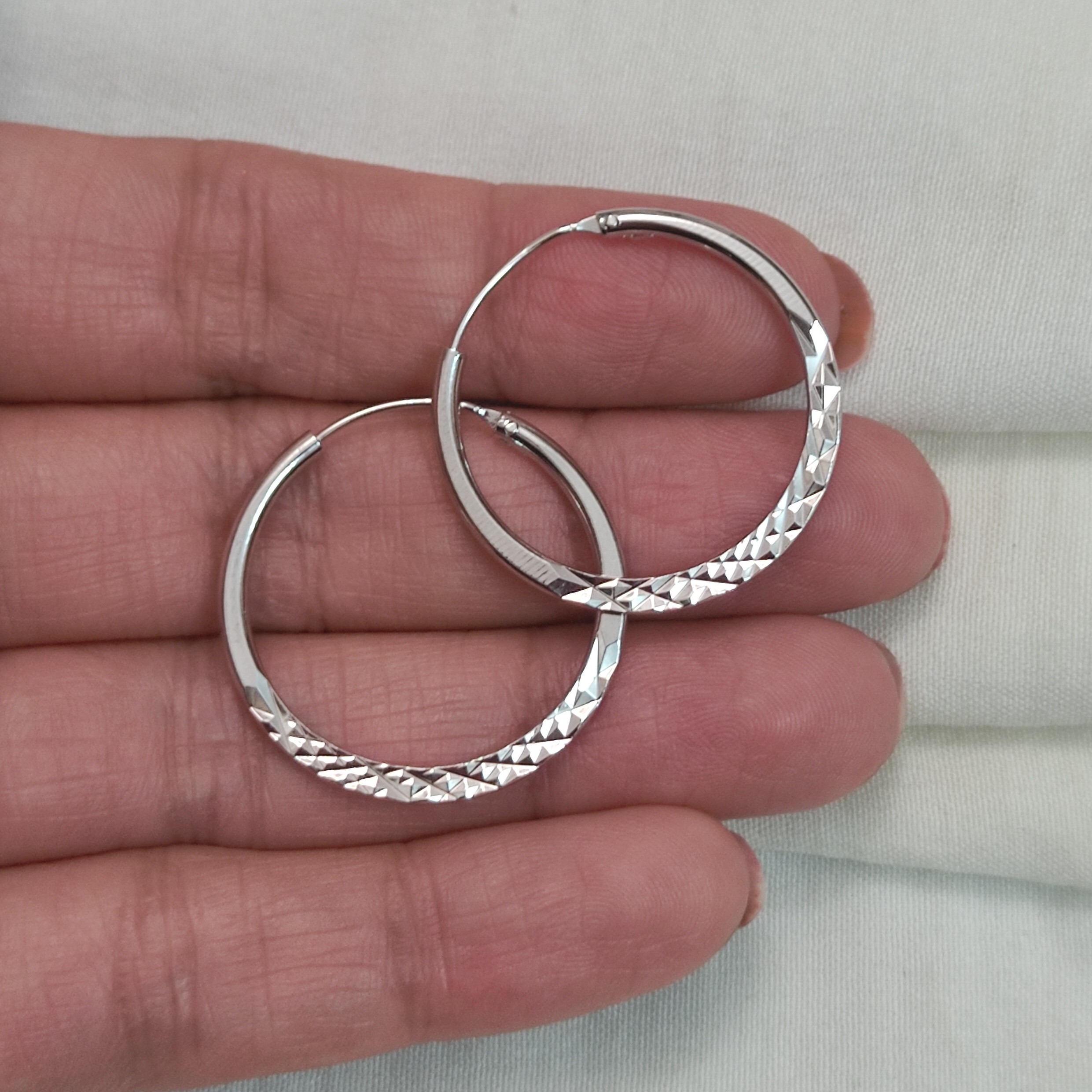 گوشواره حلقه ای رنگ ثابت آبکاری طلا ضد حساسیت