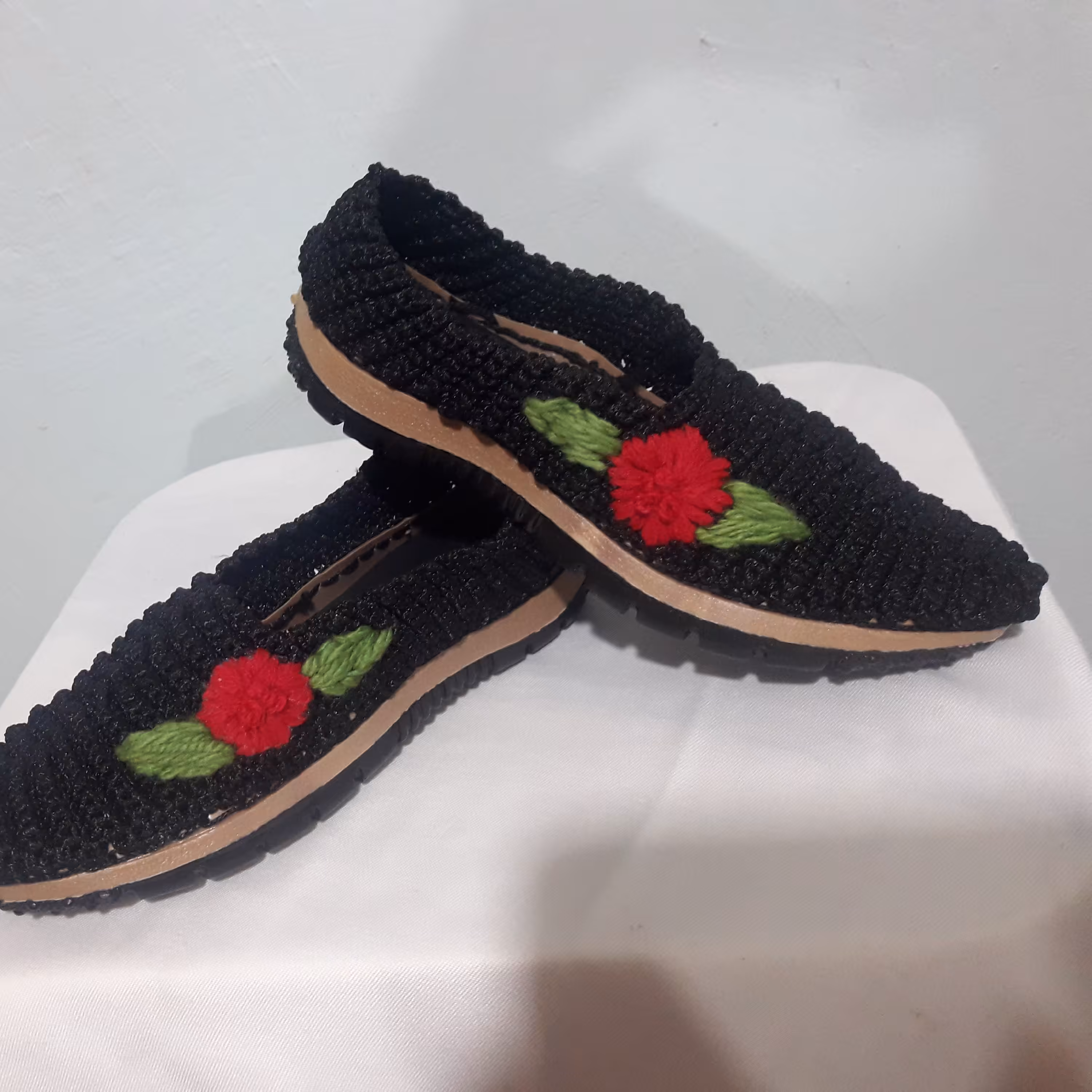 کفش دخترانه گلدوزی شده طرح گل سایز27 مدل شیاری بسیارشیک و مجلسی