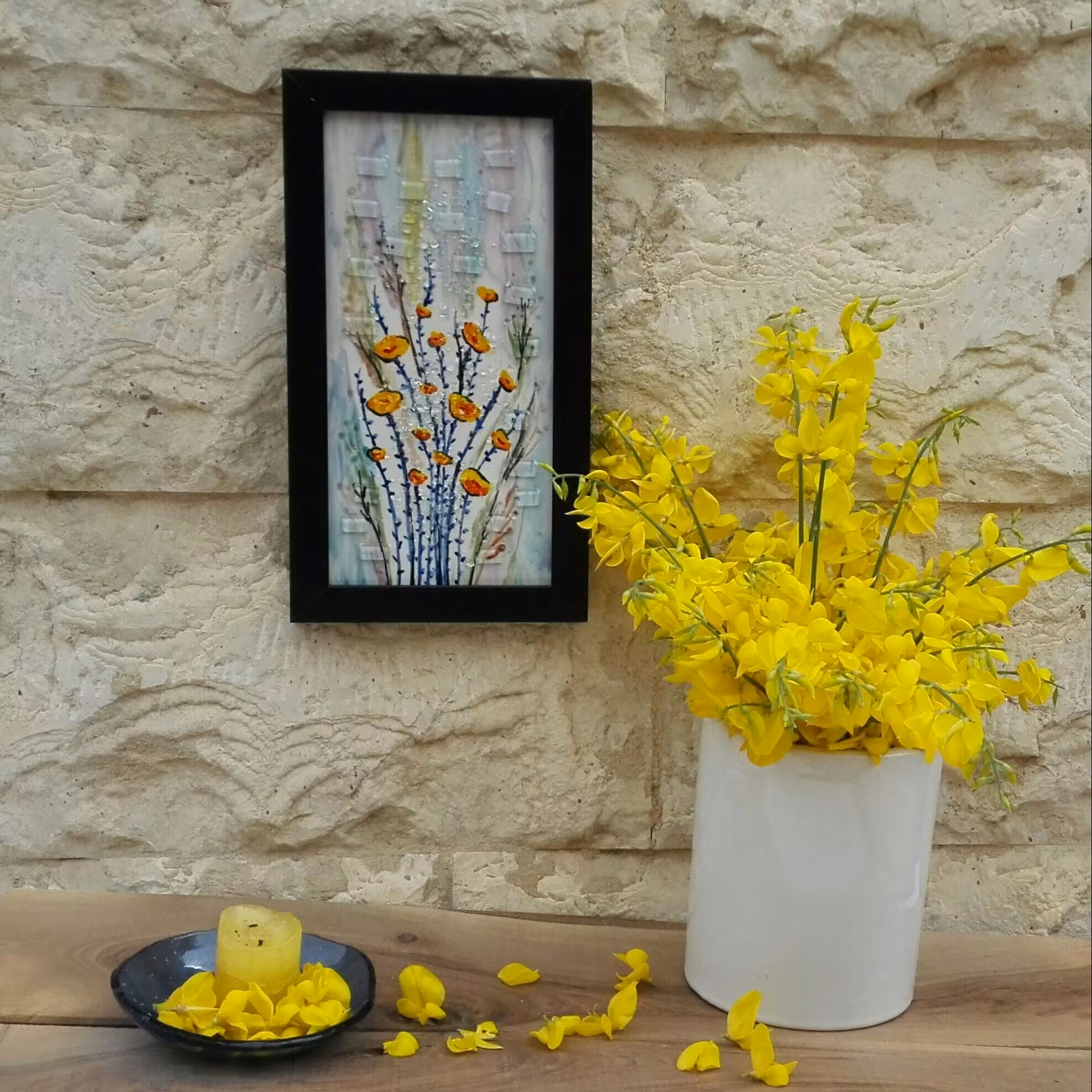 تابلو تلفیقی کاشی و شیشه ی دستساز گل‌های صحرا(زرد) با قاب مشکی از مجموعه بهاری زندگی کن محصولات هنری آمینا