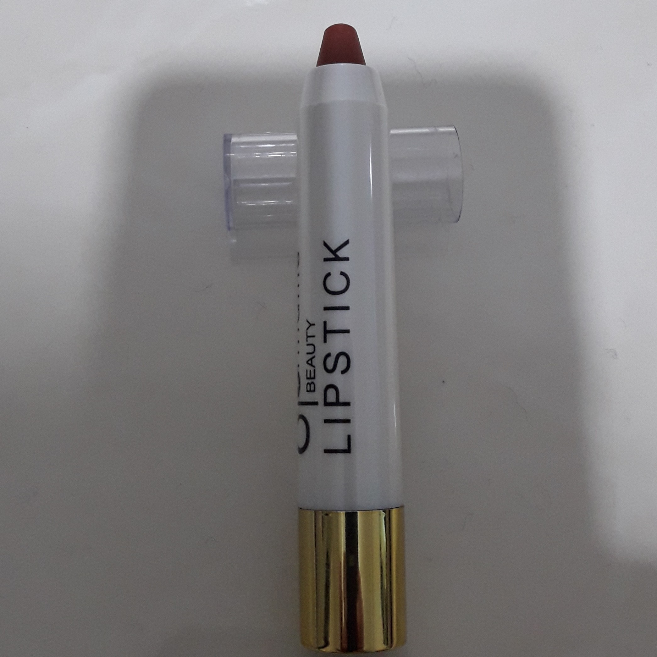 رژلب Lipstickخوش رنگ وبا کیفیت وماندگاری خوب مناسب خانمهای زیبا و باوقار در تمامی سنین