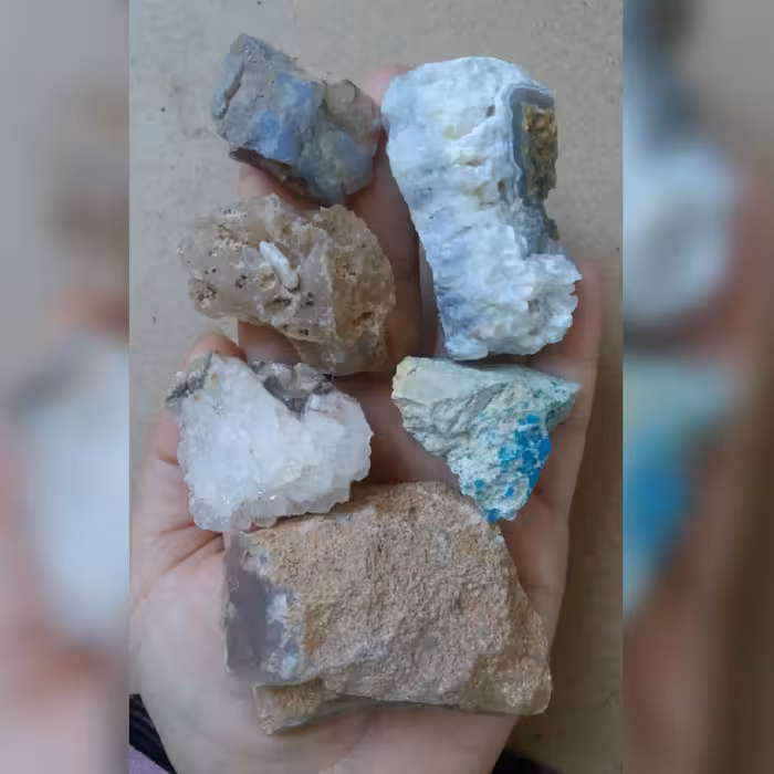  سنگهای عقیق اصل با خواص بسیار  شامل عقیق آبدار و عسلی قندیلی  و یک تکه کوارتز  و سنگ راف فیروزه معدنی و اصل