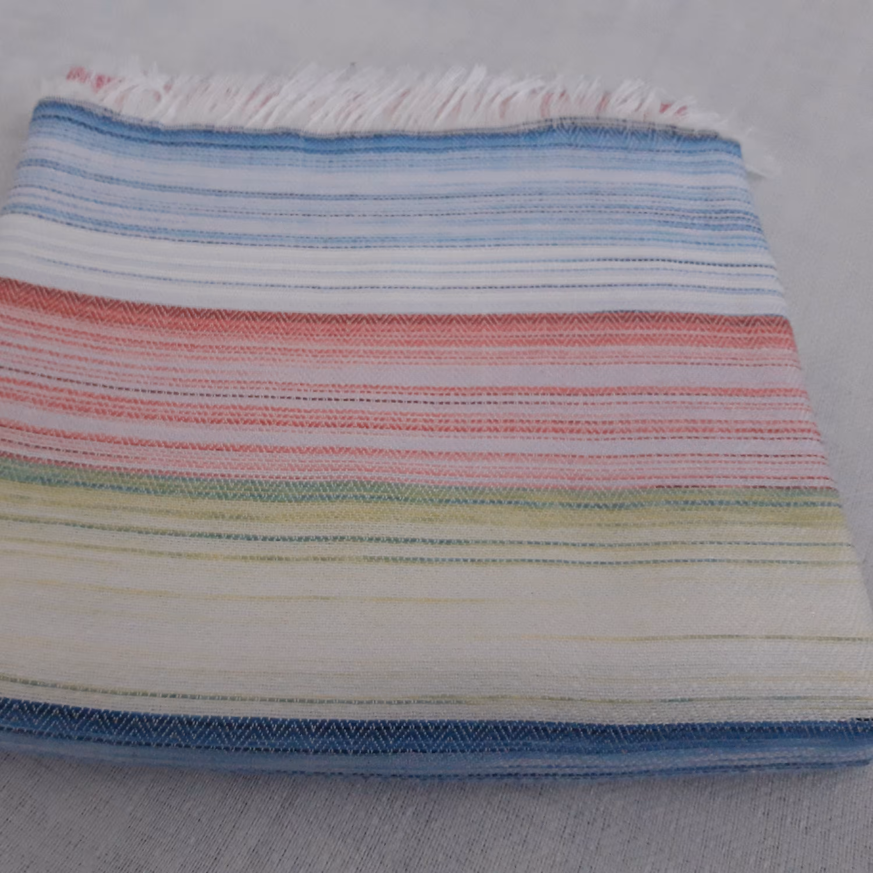 حوله حمام مسافرتی
 اندازه 100 در 150
در رنگبندی متنوع
سبک و جاگیری کم مناسب برای مسافرت 
آبگیری فوق العاده بالا
