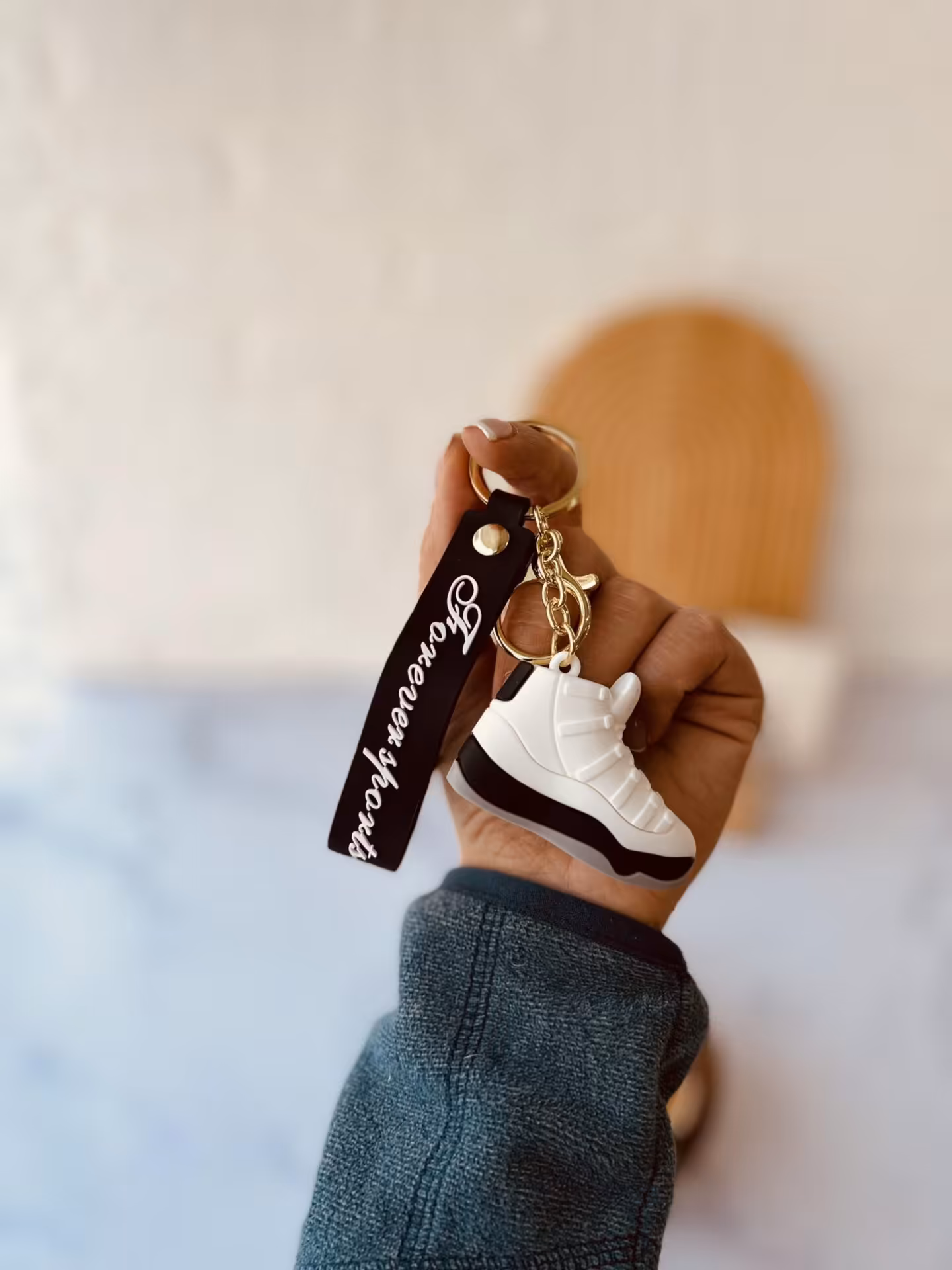 جاسوییچی کتونی سفید