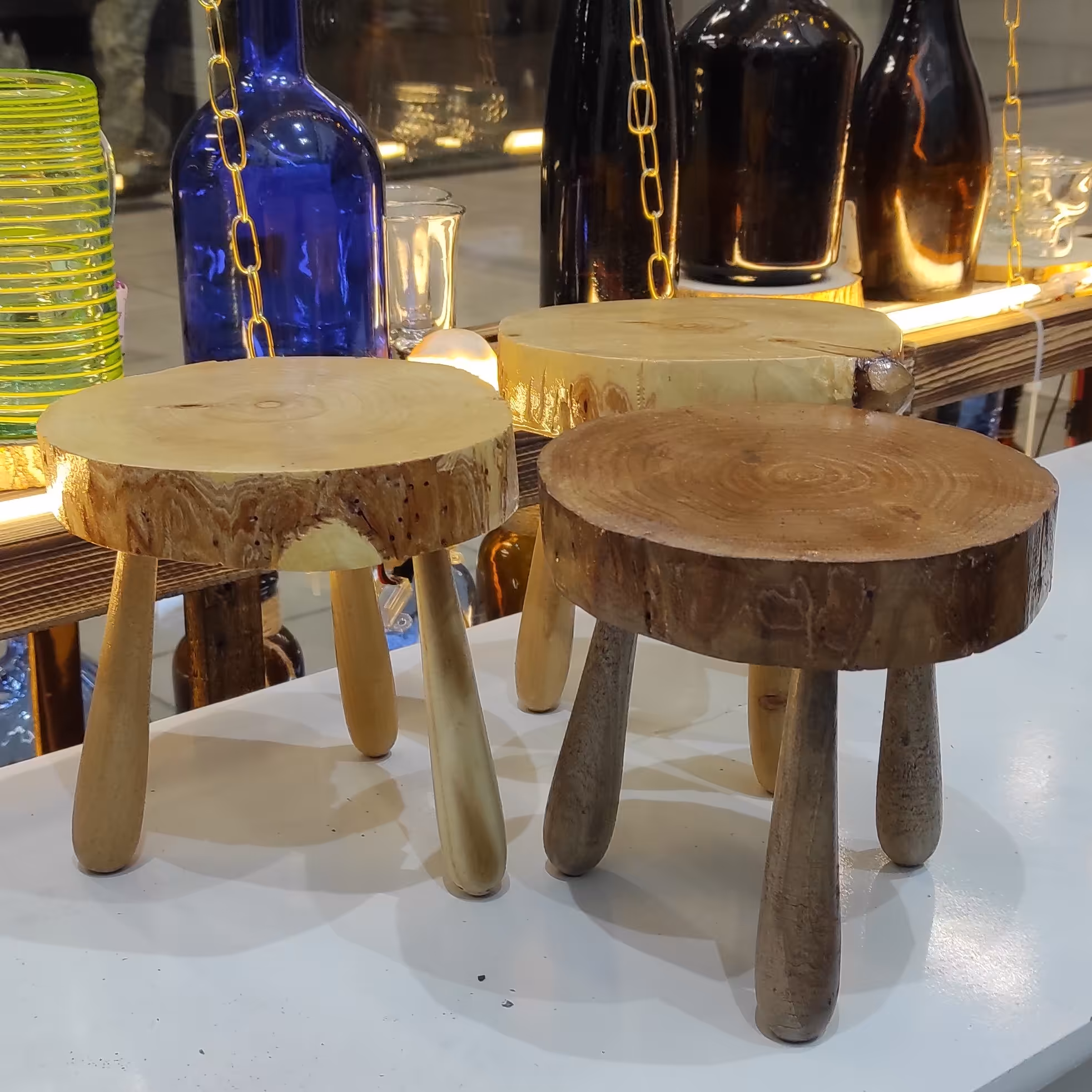 سه پایه چوبی  با پایه خراطی شده