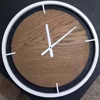 ساعت وسط چوب 