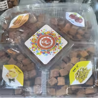 شکلات خرمایی با طعم مختلف، خوشمزه، با مغز بادام، بسته بندی 