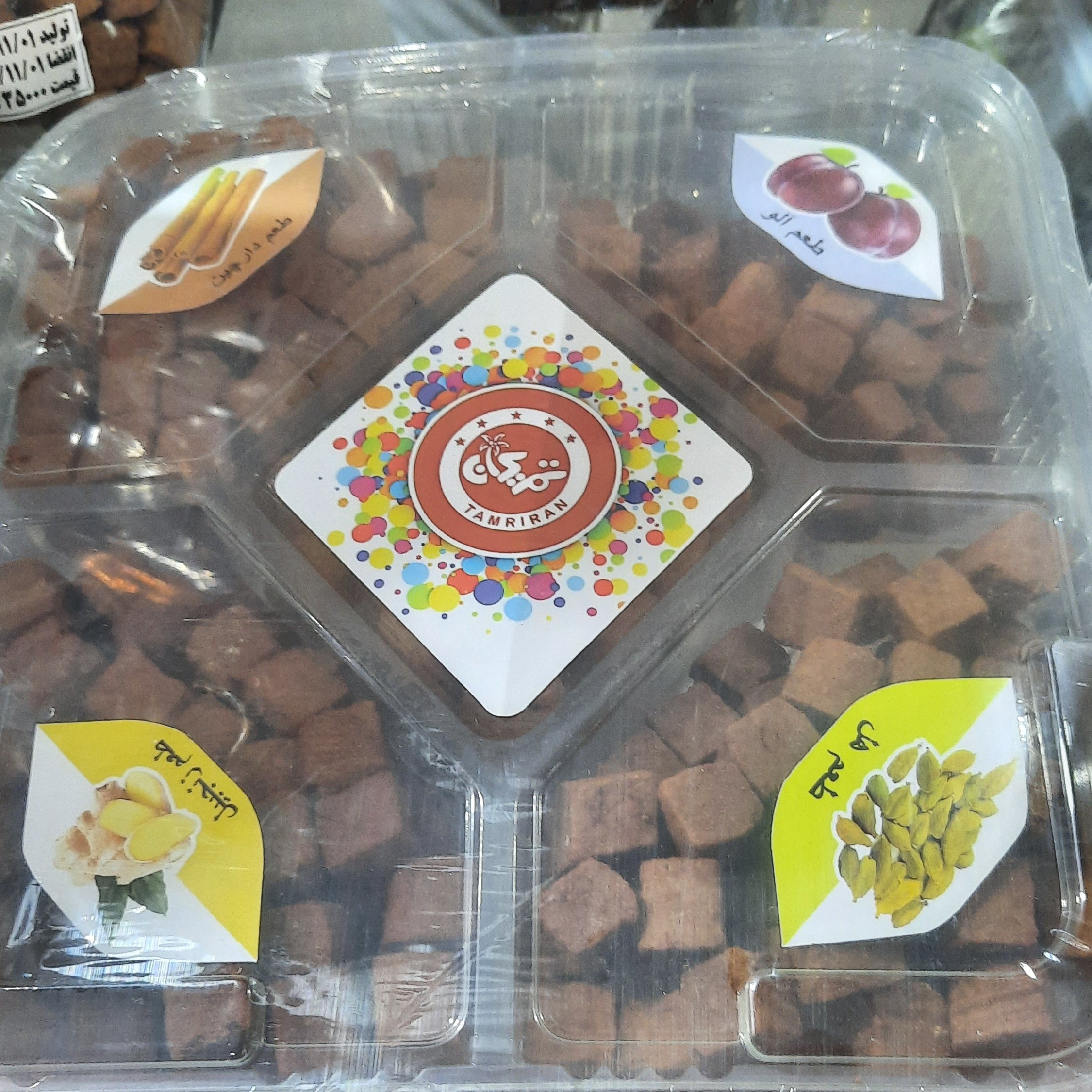 شکلات خرمایی با طعم مختلف، خوشمزه، با مغز بادام، بسته بندی
