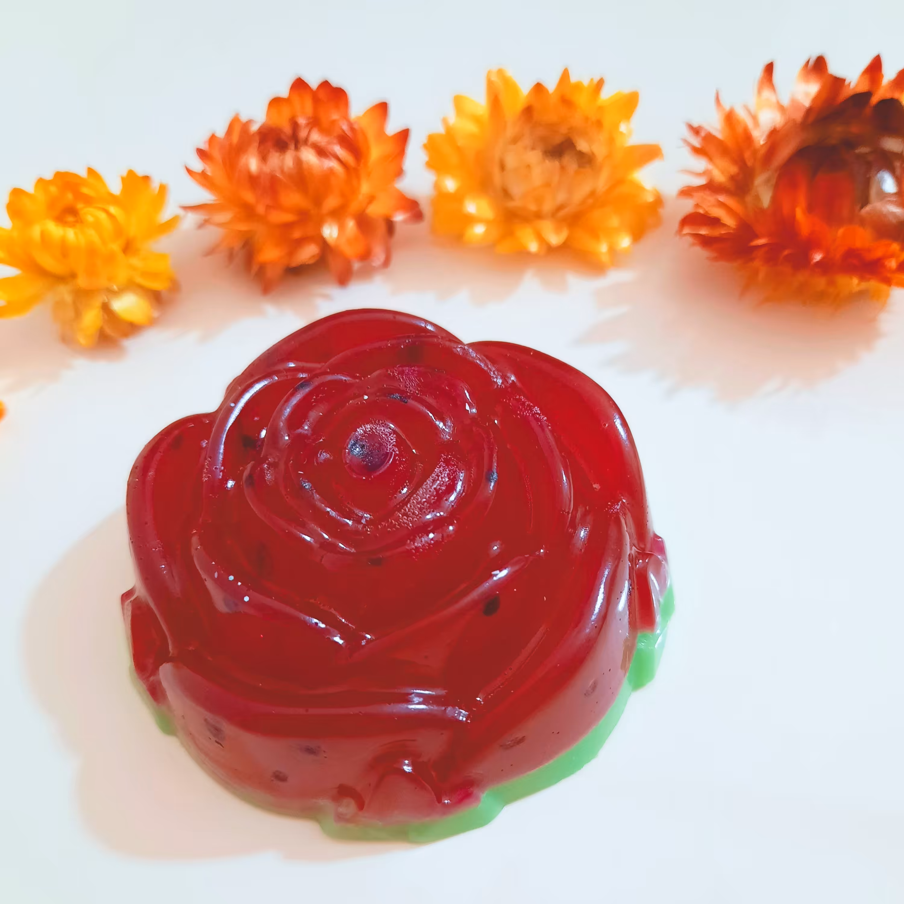 صابون گیاهی و درمانی دستساز طرح گل رز یلدایی،گلیسرین، کرچک، زیتون، نارگیل، ارگان، رایحه وانیل یاس،وزن45گرم،قیمت43000