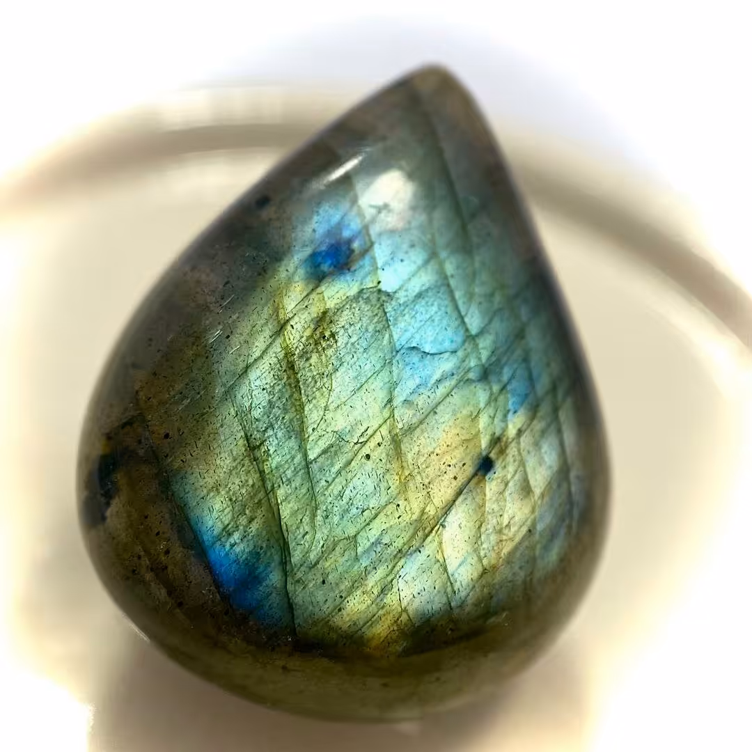 لابرادوریت هفت رنگ طبیعی بدون بهسازی با تلالو بی نظیر و تکرار نشدنی