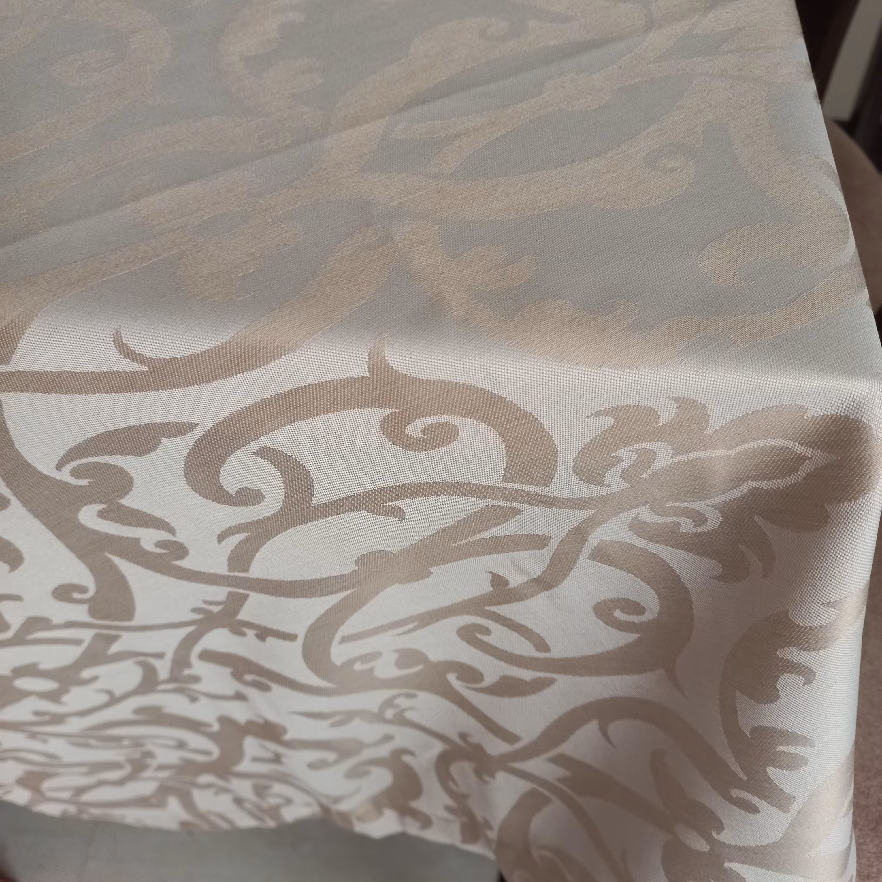 رومیزی چهارنفره 145×140سانتیمتر پارچه ژاکارد،رنگ کرم بروجرد