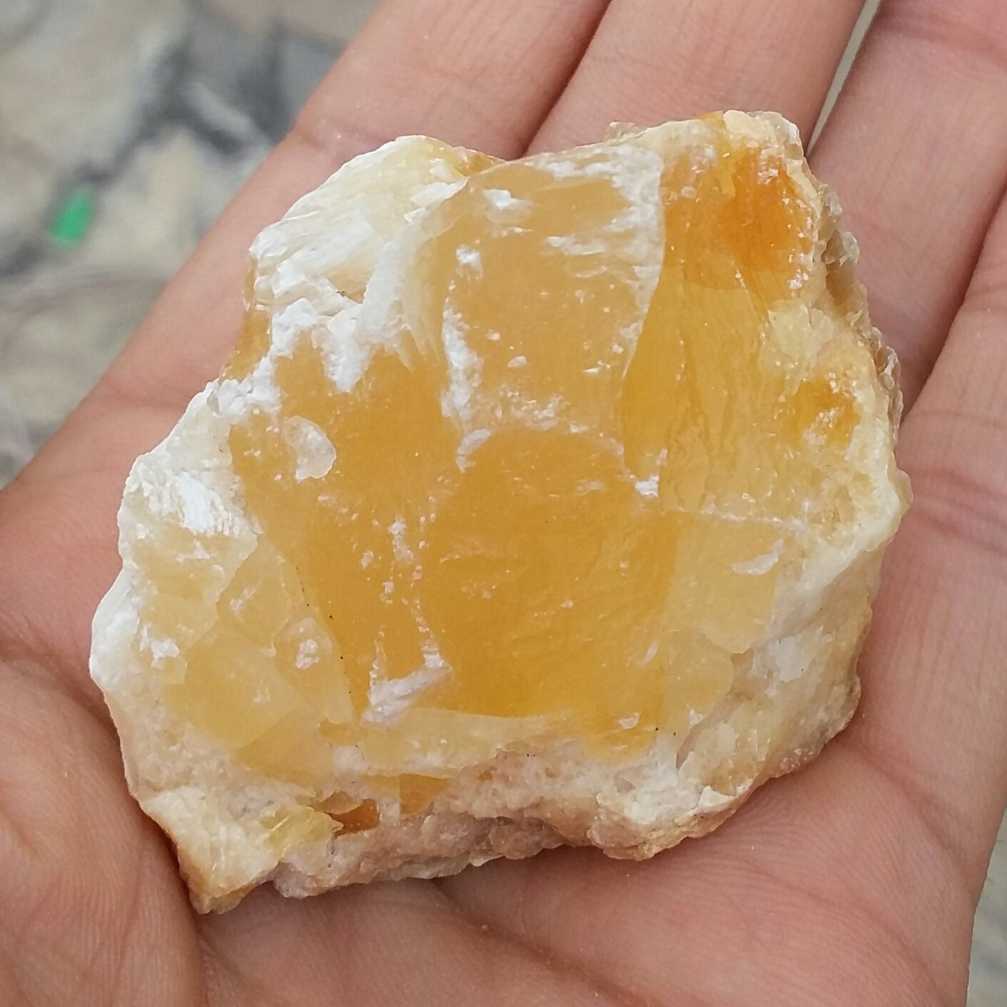 نمونه فوق کلکسیونی سنگ راف ژیپس عسلی پرتغالی کمیاب
 100 در 100 طبیعی شاااهکار خلقت
کد 9914