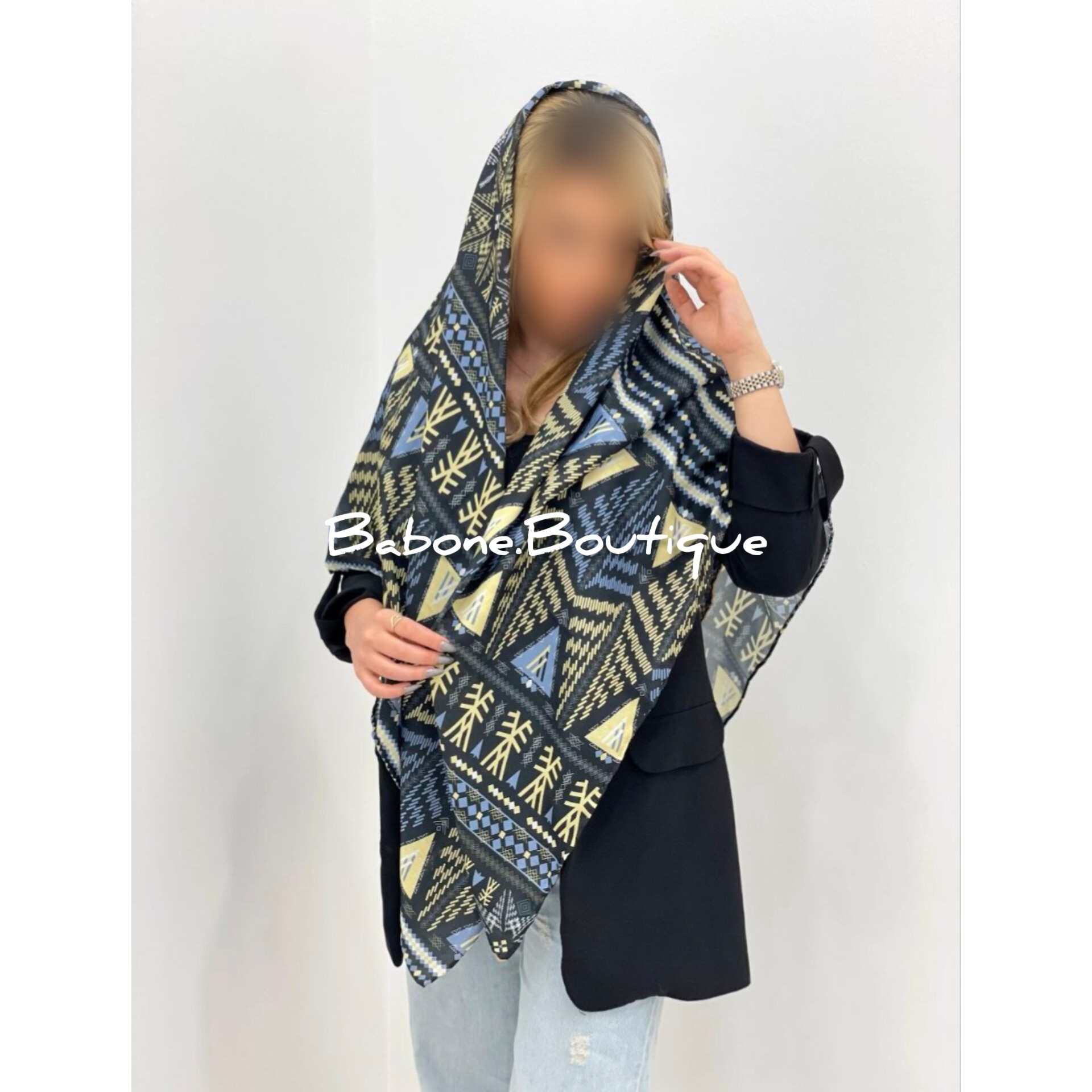 روسری نخی قواره دار دور دست دوز زمینه آبی زرد سفید مشکی طوسی
