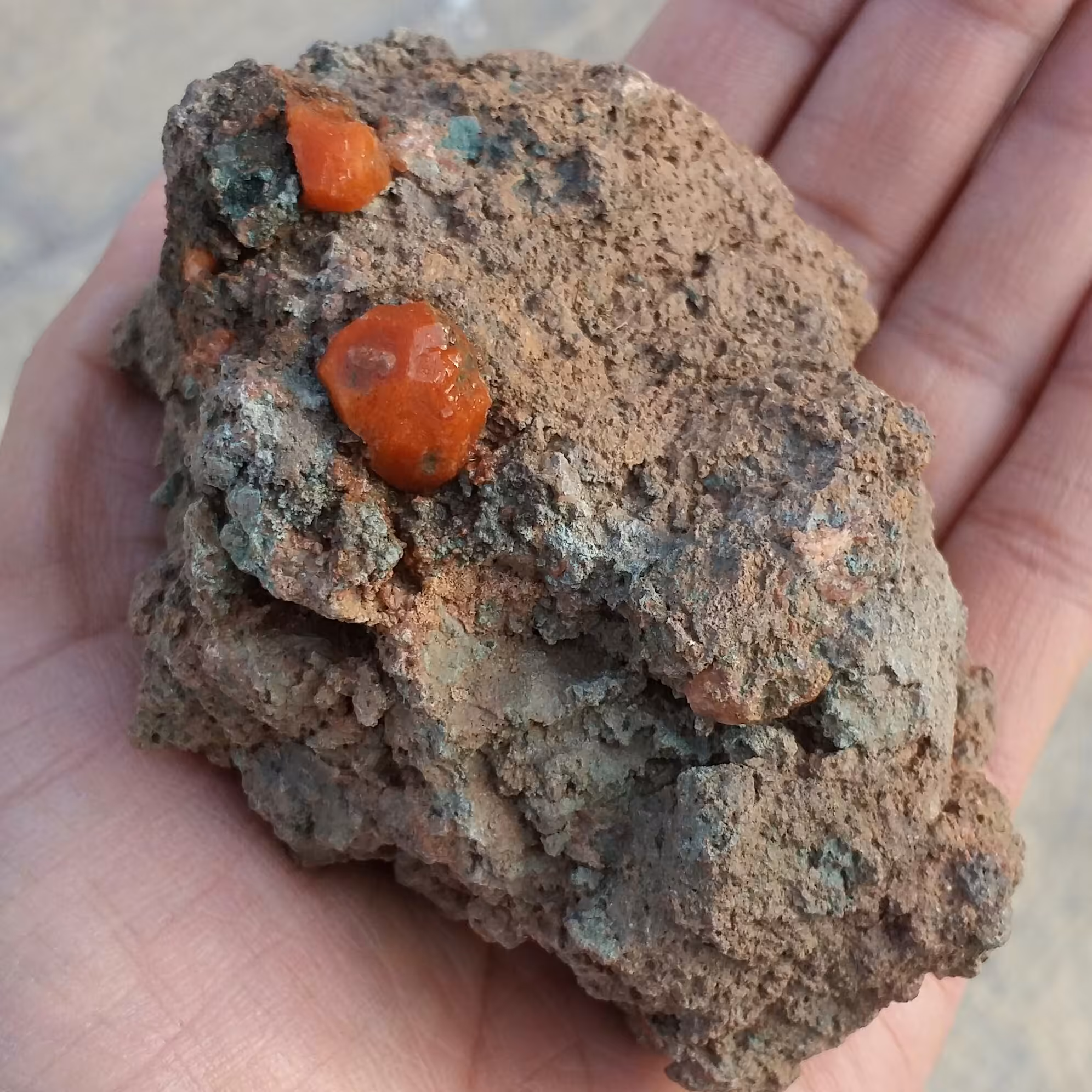 نمونه فوق کلکسیونی غولپیکر آنالیسم بلور سرخ بسیار درشت روی بستر  محشر بسیااااار زیبا خارق العاده 100 در 100 طبیعی دیدنی