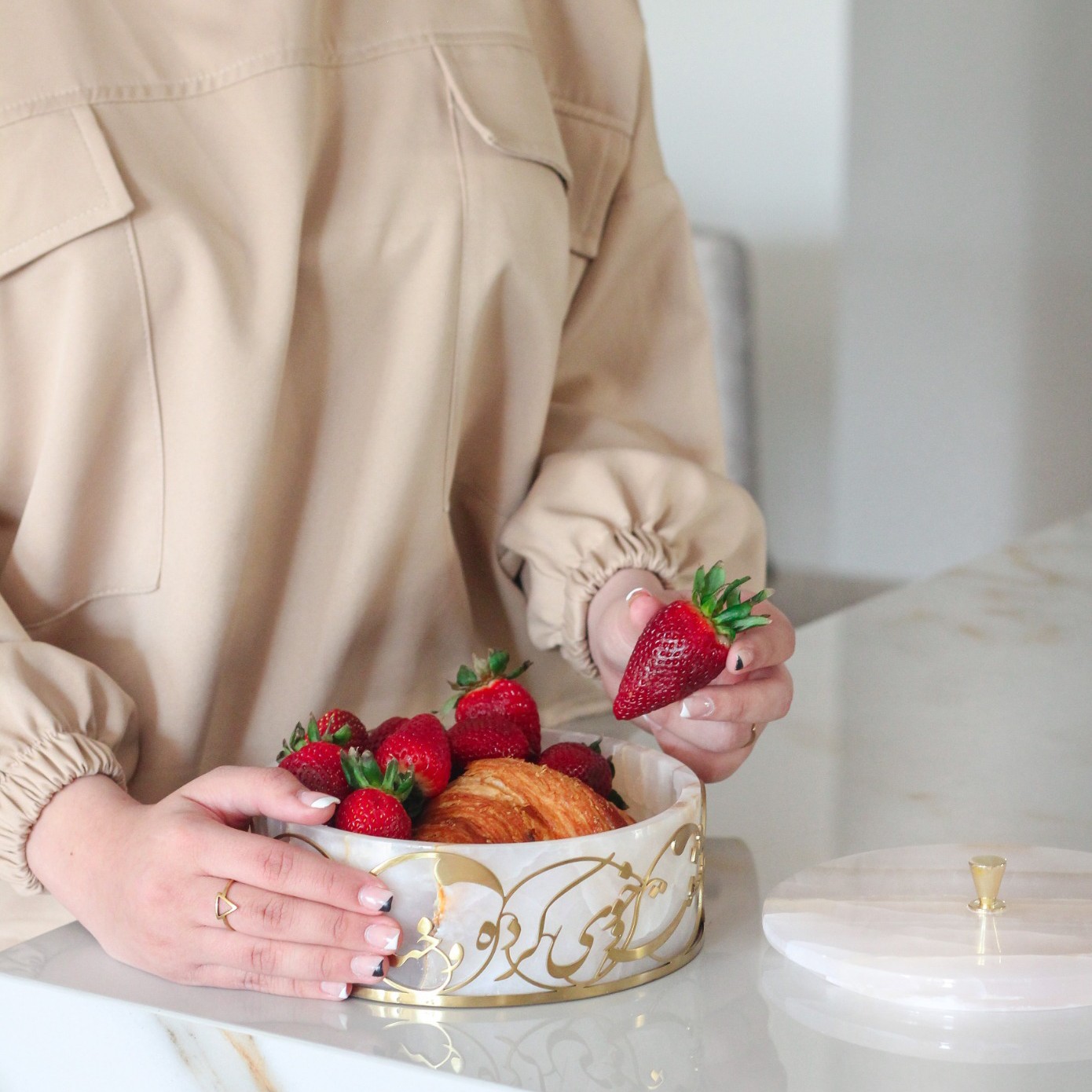 ظرف پذیرایی بزرگ زلف طلایی سنگ مرمر