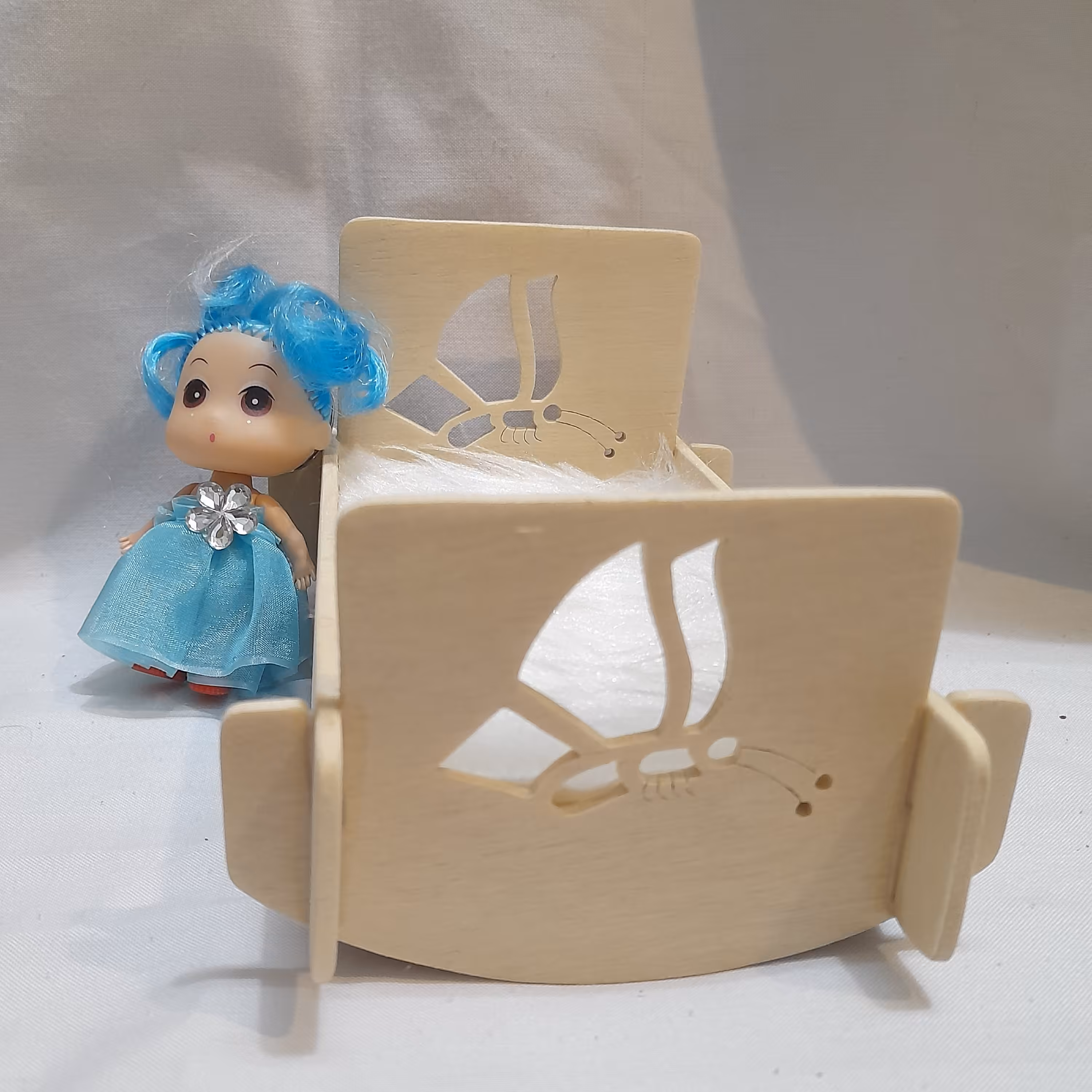 تخت اسباب بازی چوبی سایز کوچک با عروسک