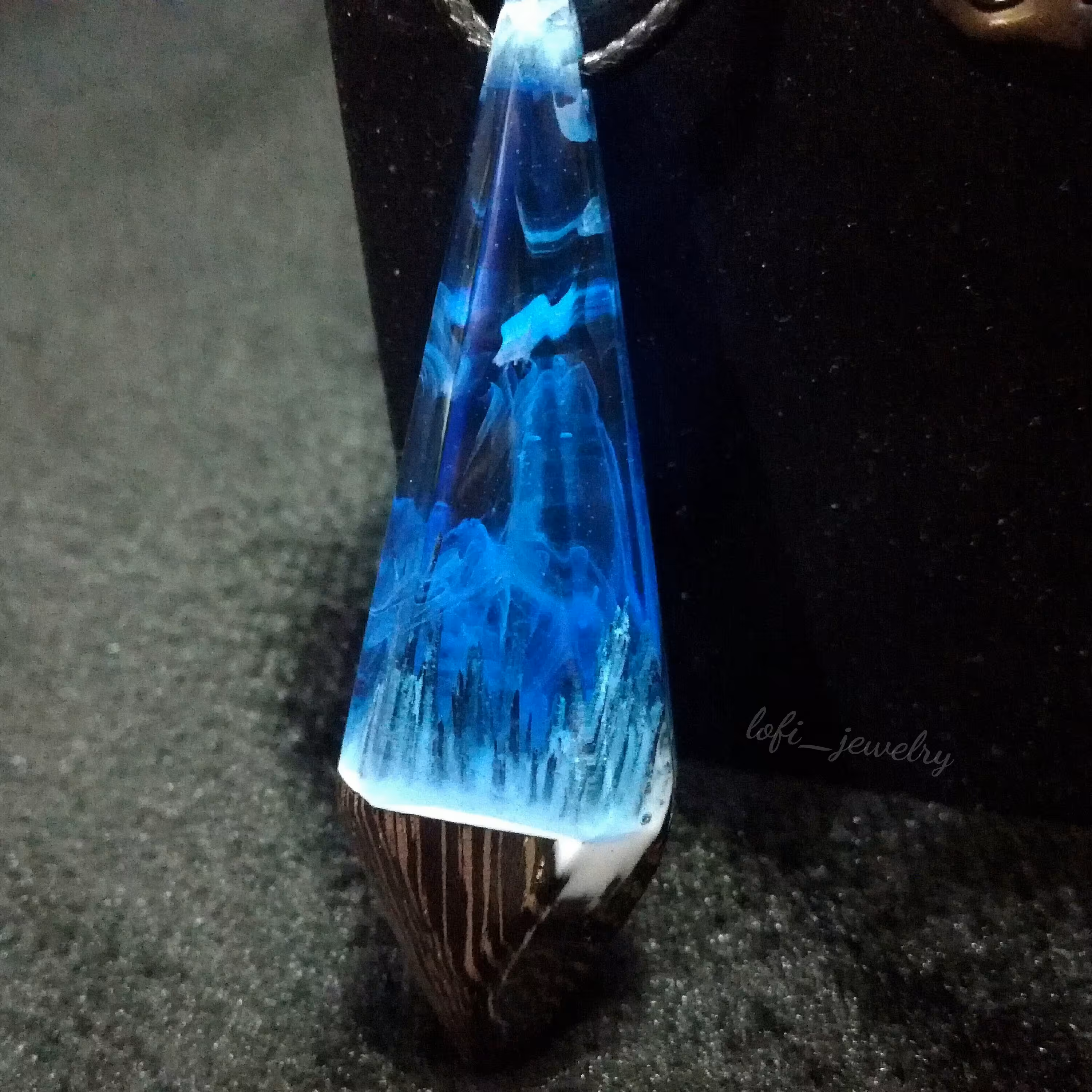 گردنبند چوب و رزین Blue crystal