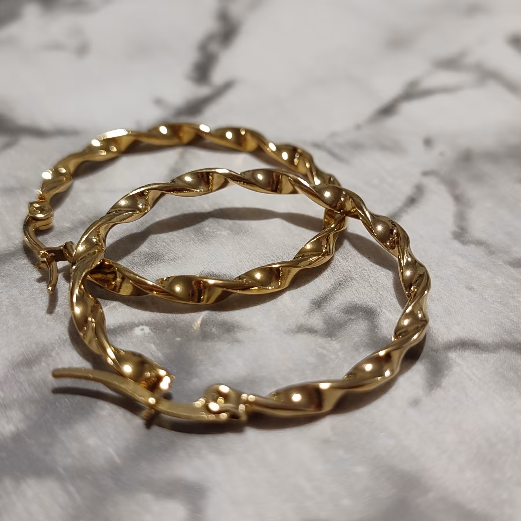 گوشواره حلقه ایی پیچ پیچی استیل و رنگ ثابت سایز متوسط ورنگ طلایی