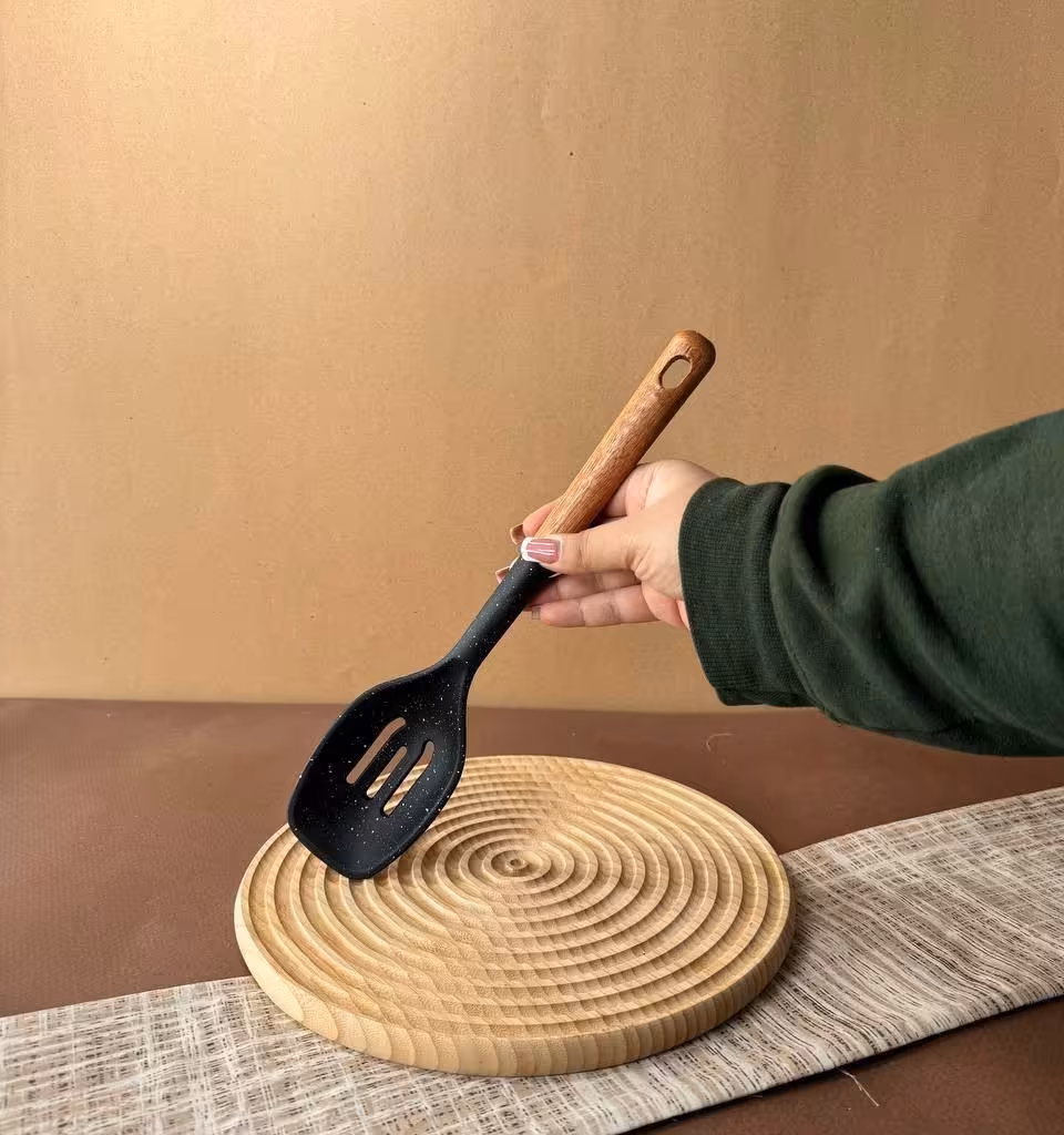 ملاقه سیلیکونی شنگیا مدل شیار دار