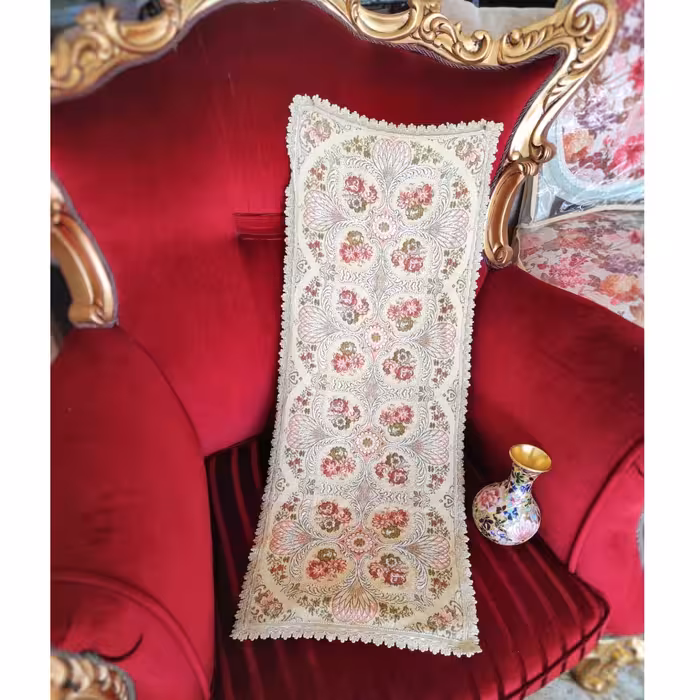 رومیزی آنتیک زیبای ترمه گلدار زربفت با زمینه‌ی کرمی روشن و گلهای صورتی ملیح